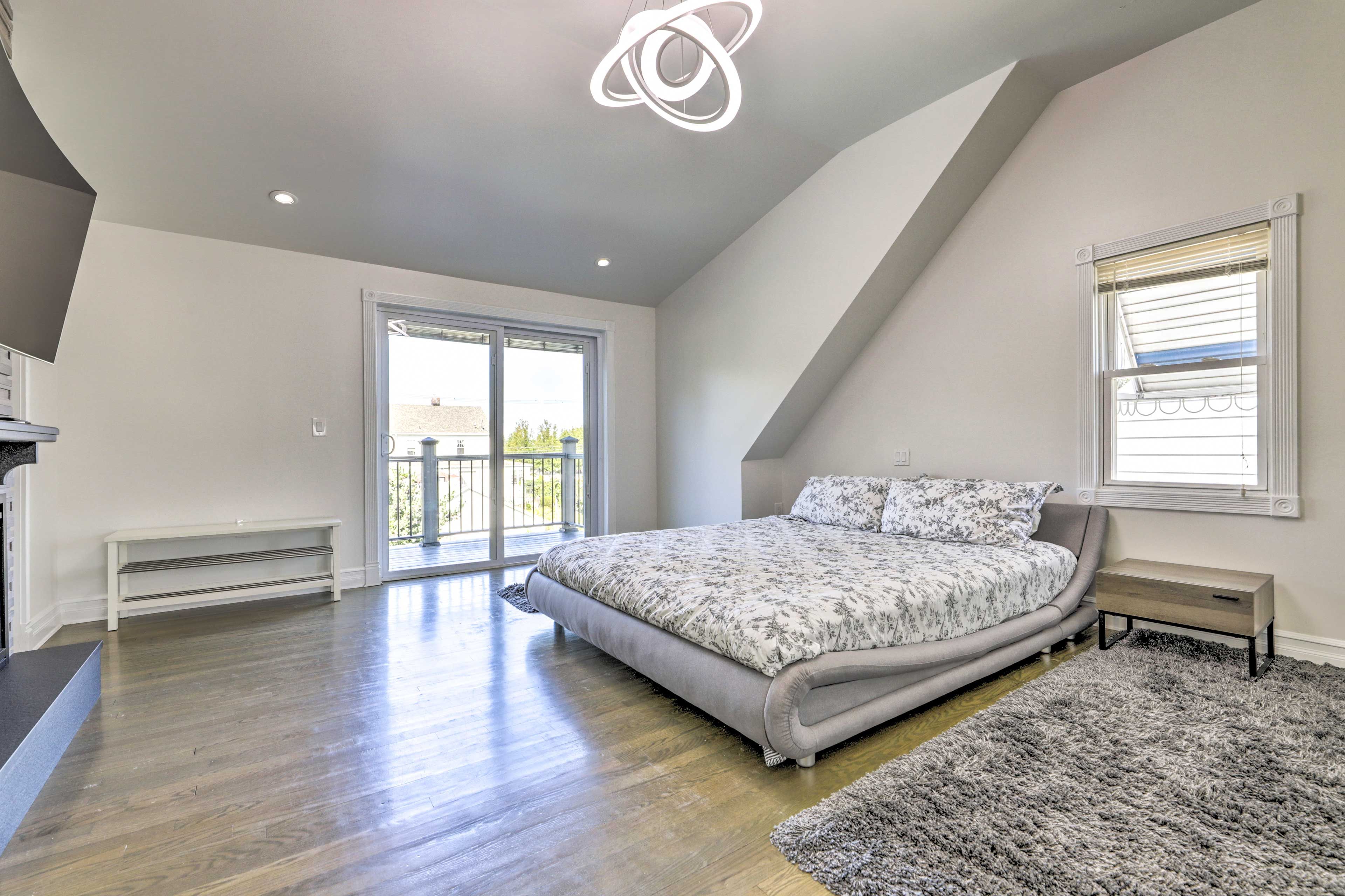 Bedroom 3 | King Bed | Smart TV | Upper Level