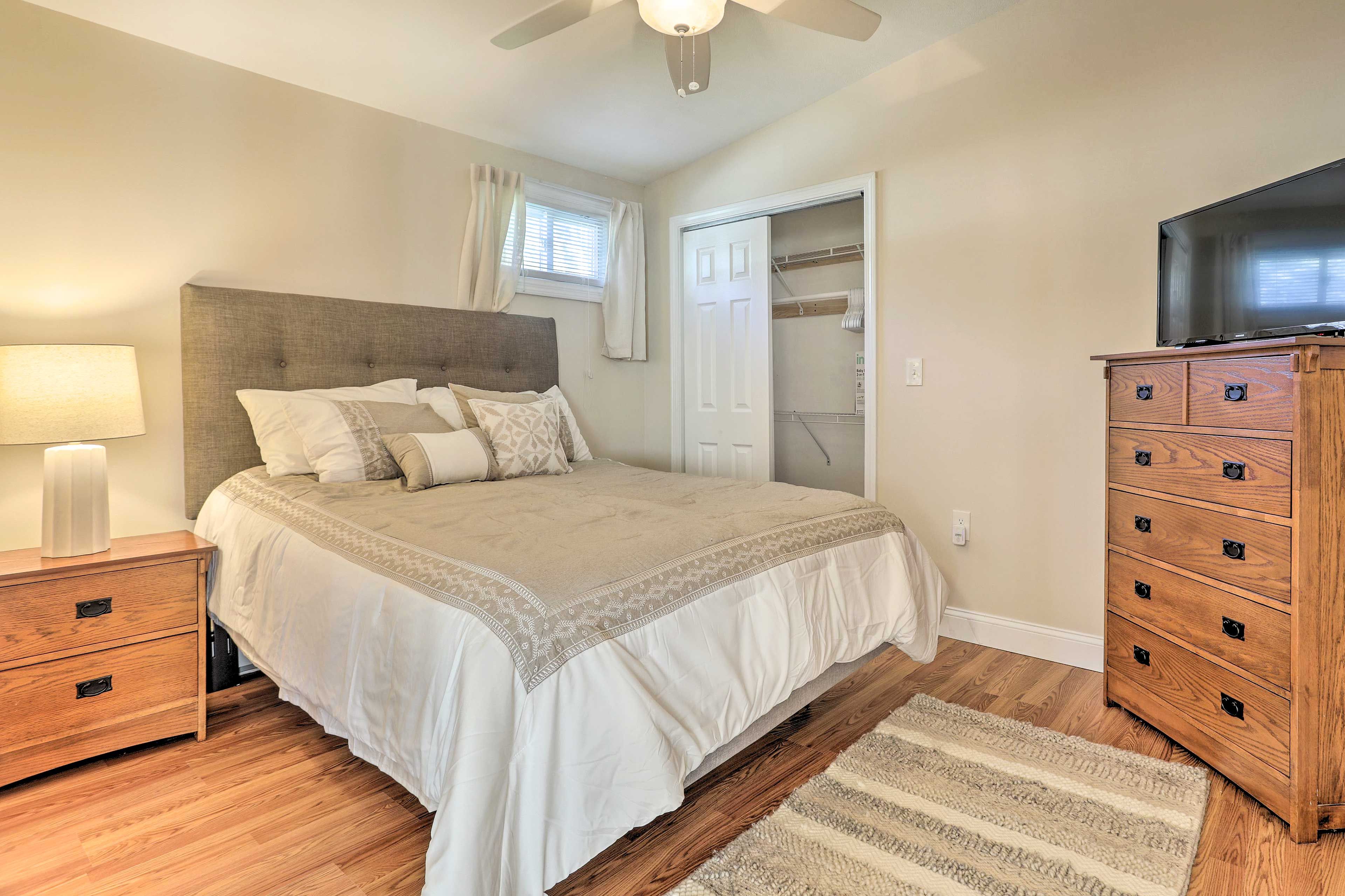 Bedroom 2 | Queen Bed | Smart TV