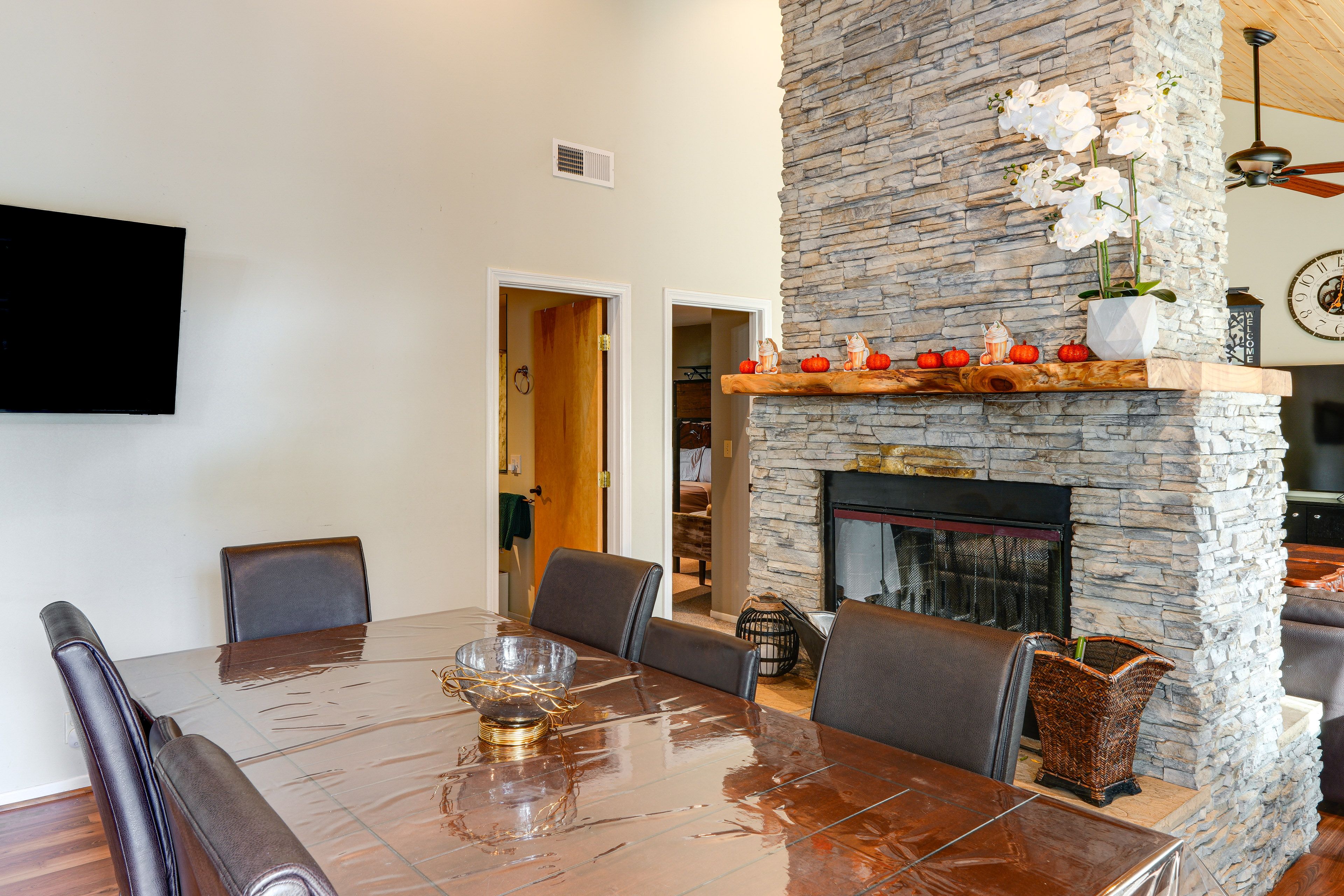 Dining Area | Dishes & Flatware Provided