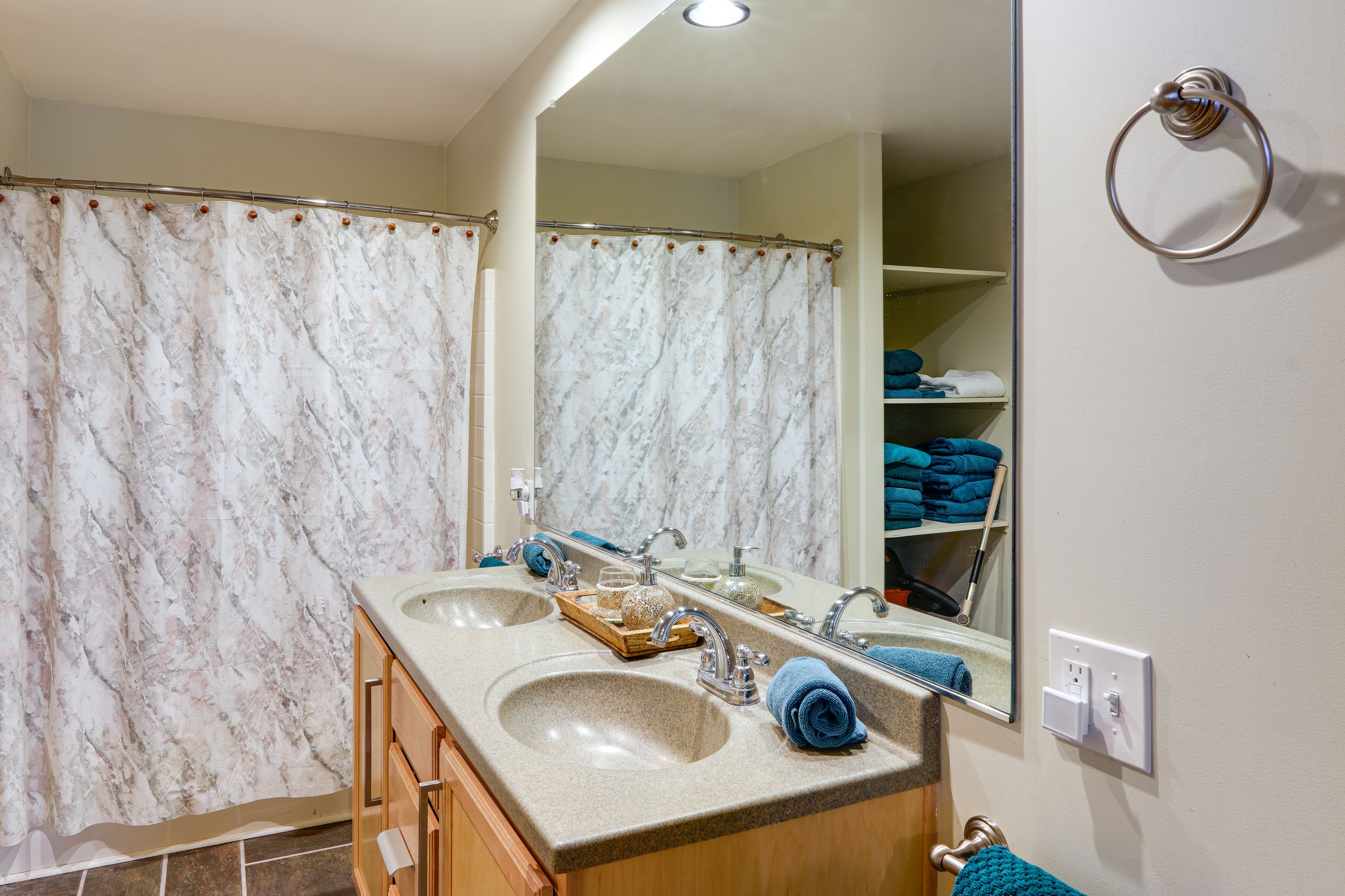 Full Bathroom | Towels Provided