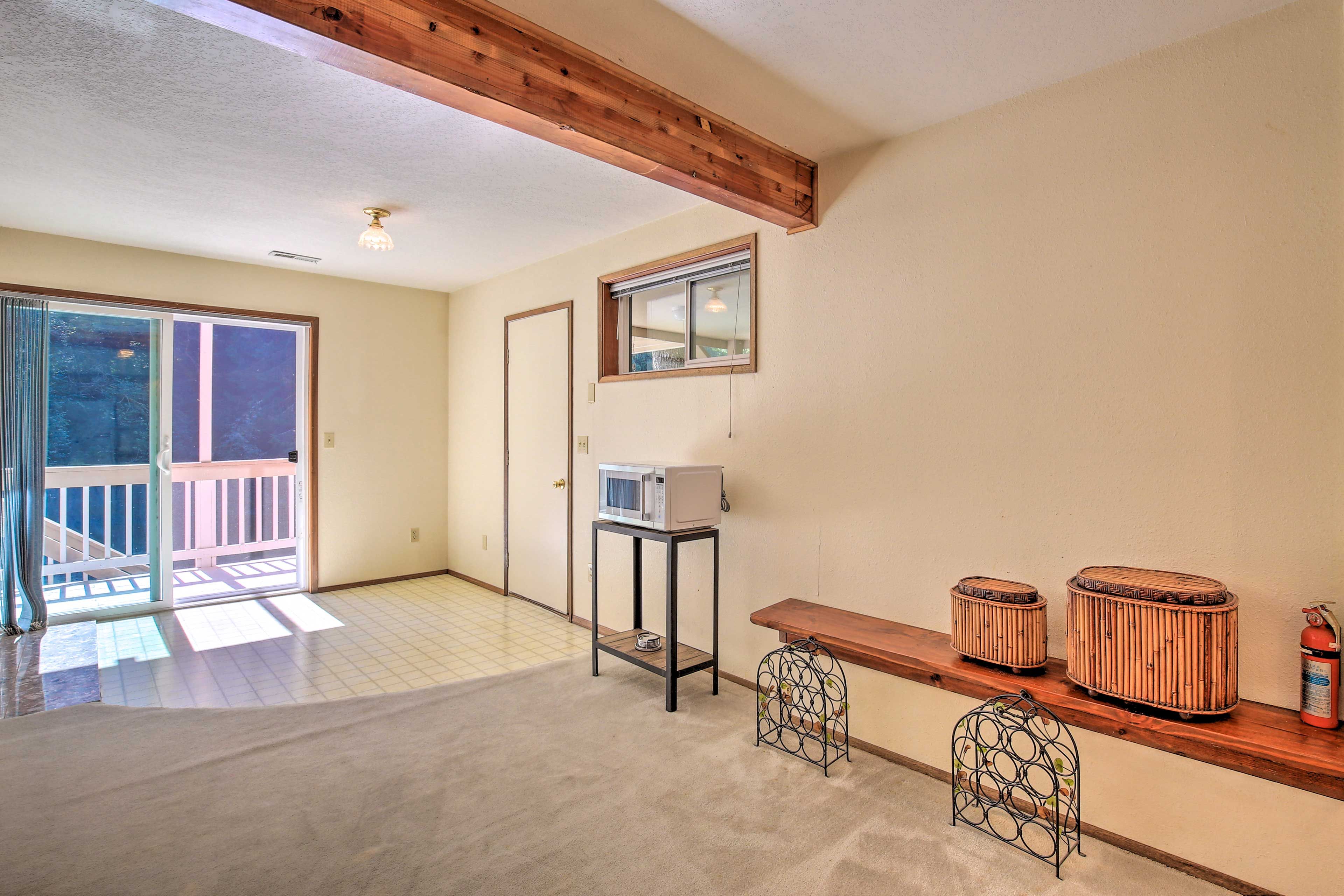 Kitchenette | Microwave | Hot Plate | Kettle