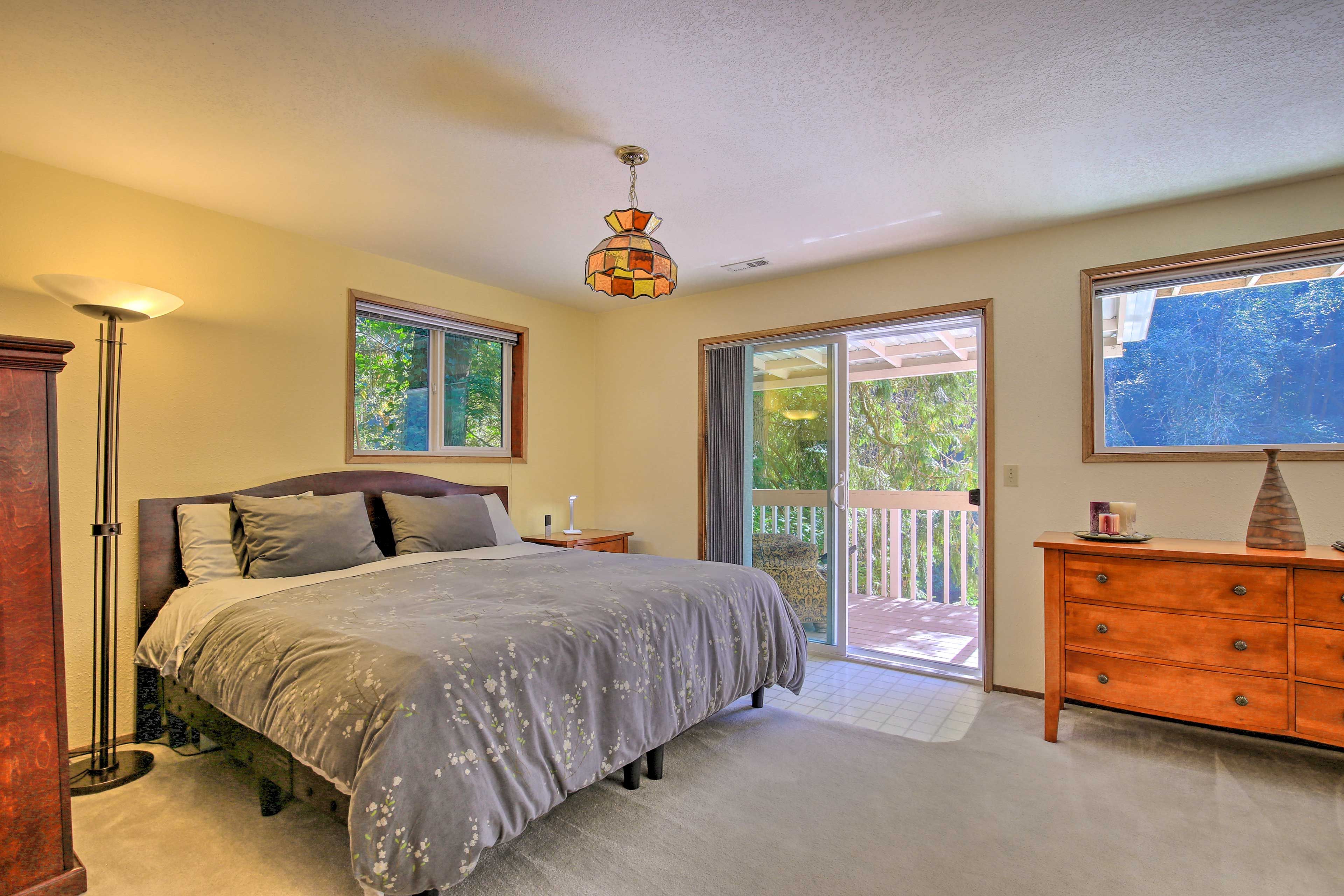 Studio | Queen Bed | Linens Provided | Books