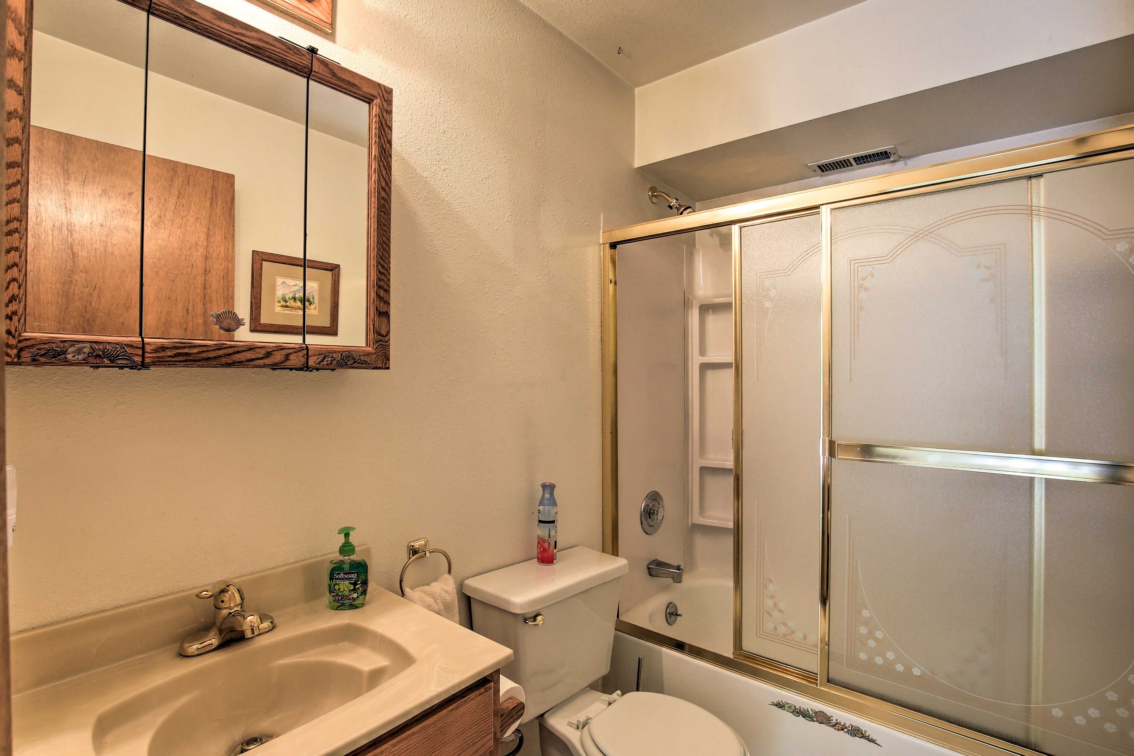 Full Bathroom | Towels Provided