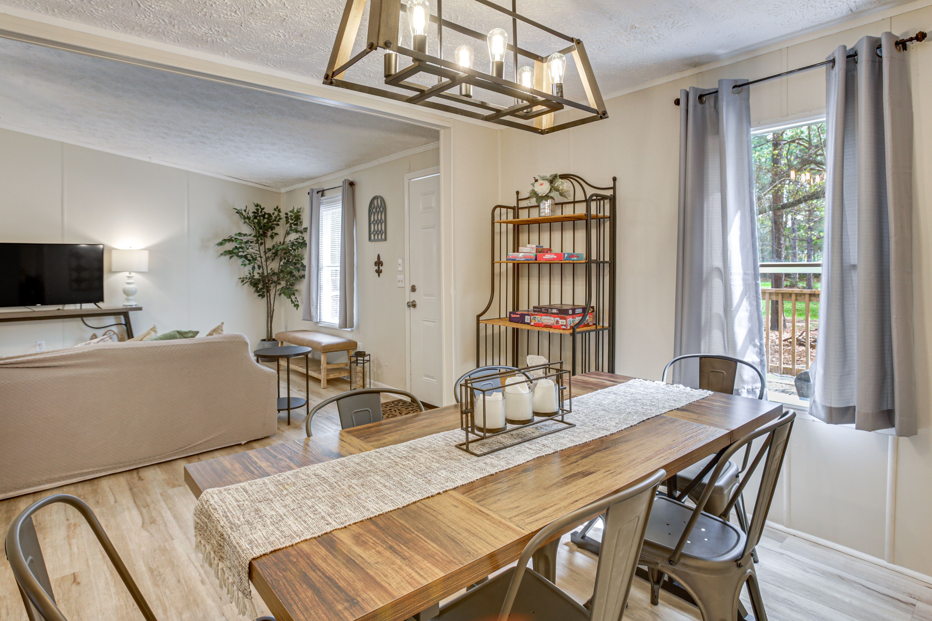 Dining Area | Dishes & Flatware Provided