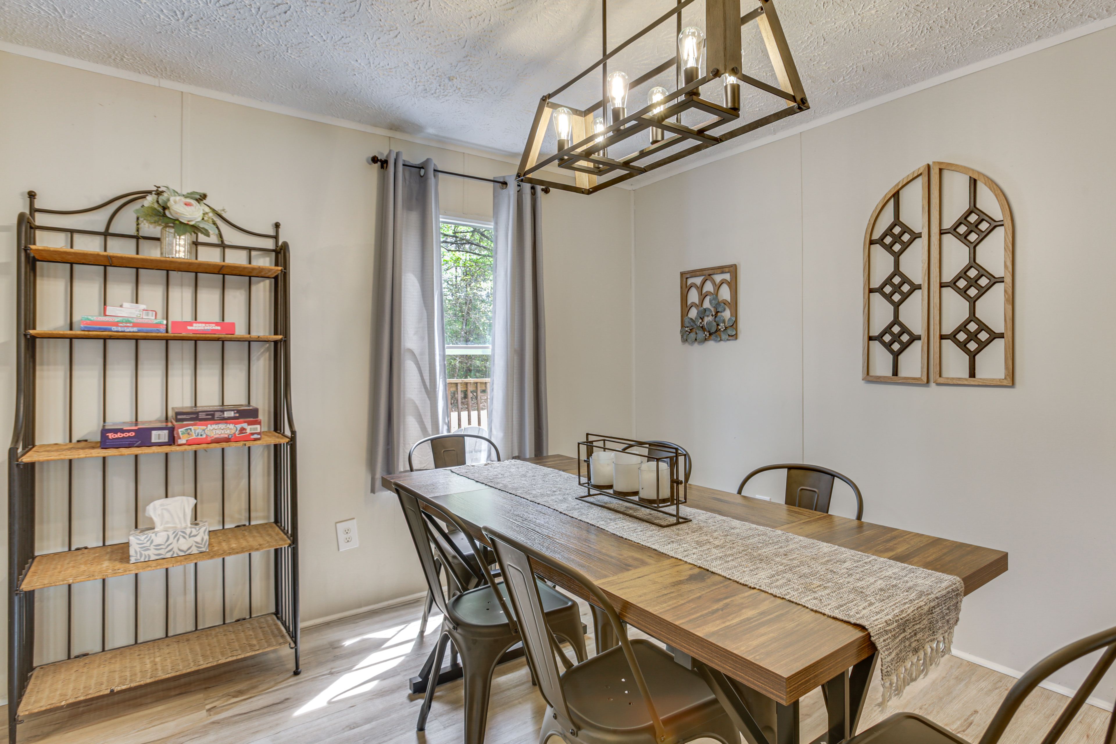 Dining Area | Central A/C & Heating