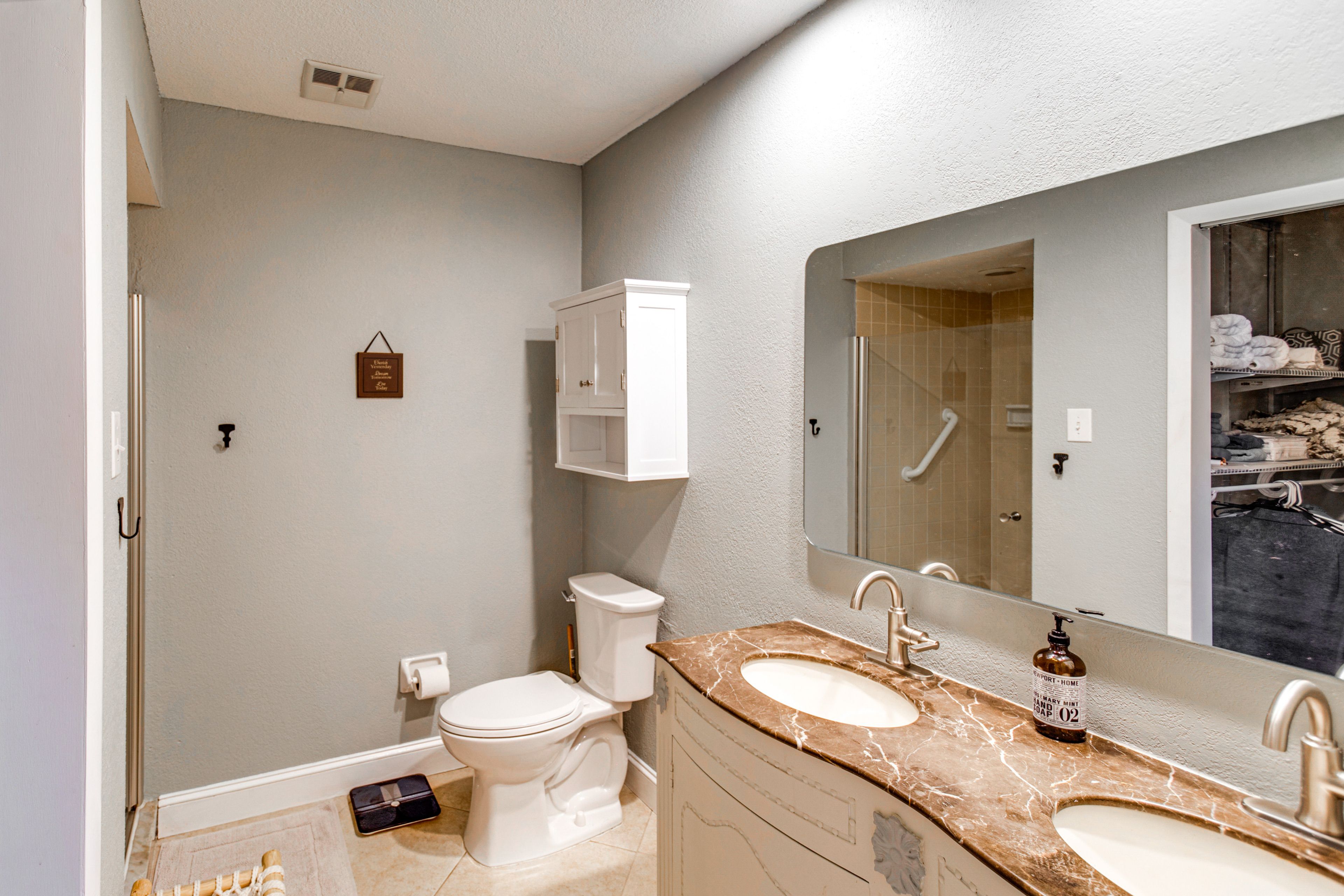 En-Suite Bathroom | Towels Provided | Complimentary Toiletries