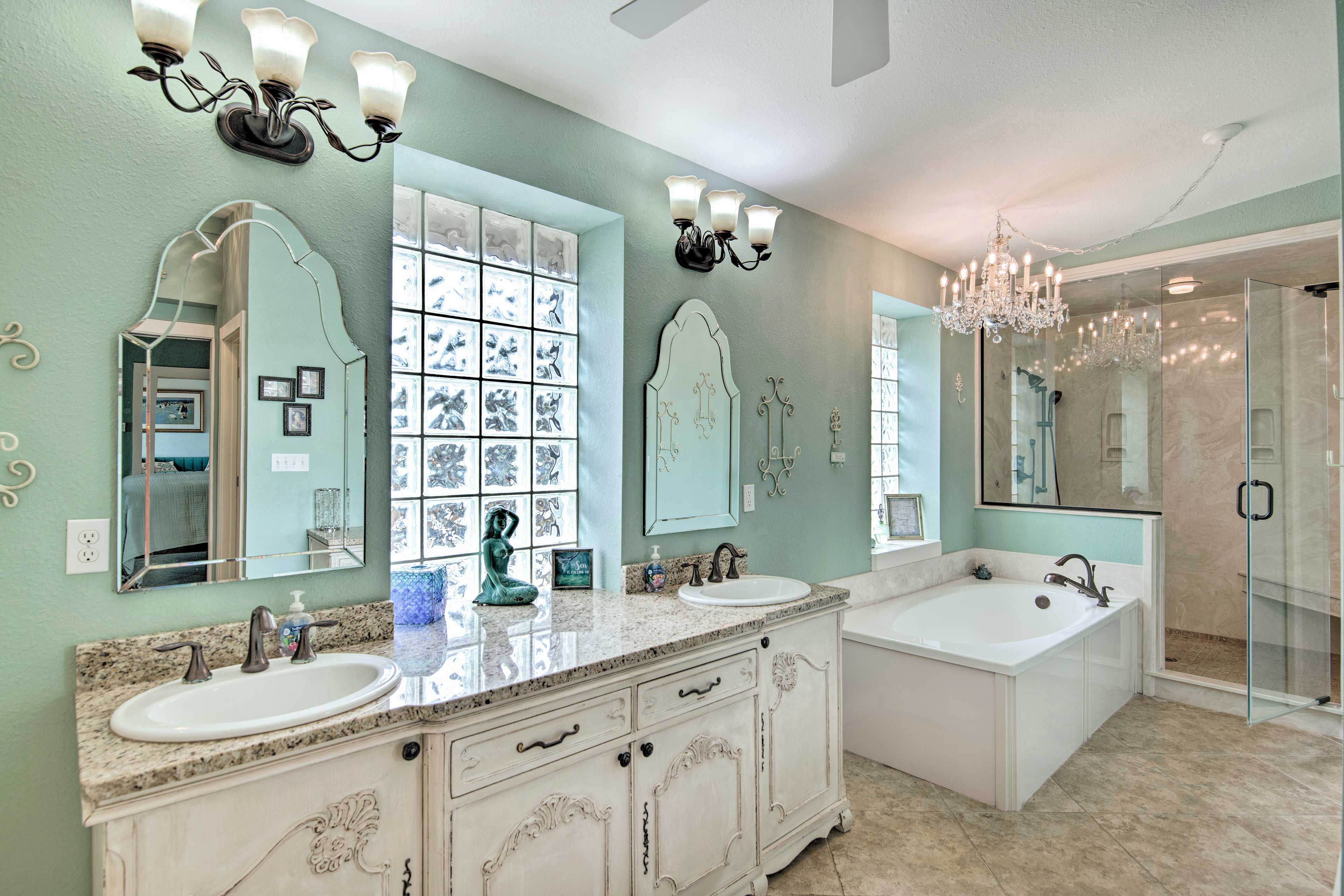 En-Suite Bathroom | Complimentary Toiletries | Towels Provided