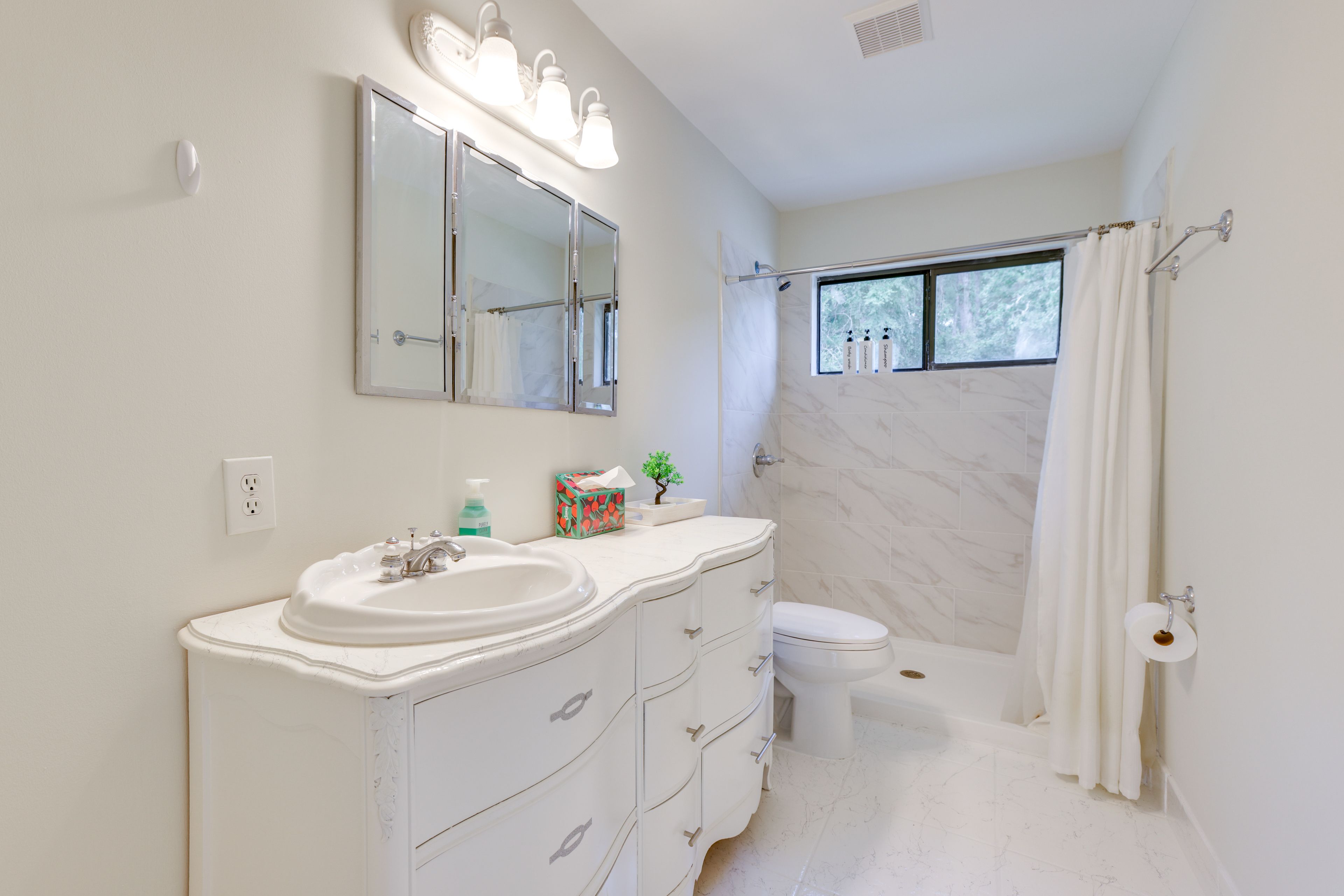 Full Bathroom | 2nd Floor