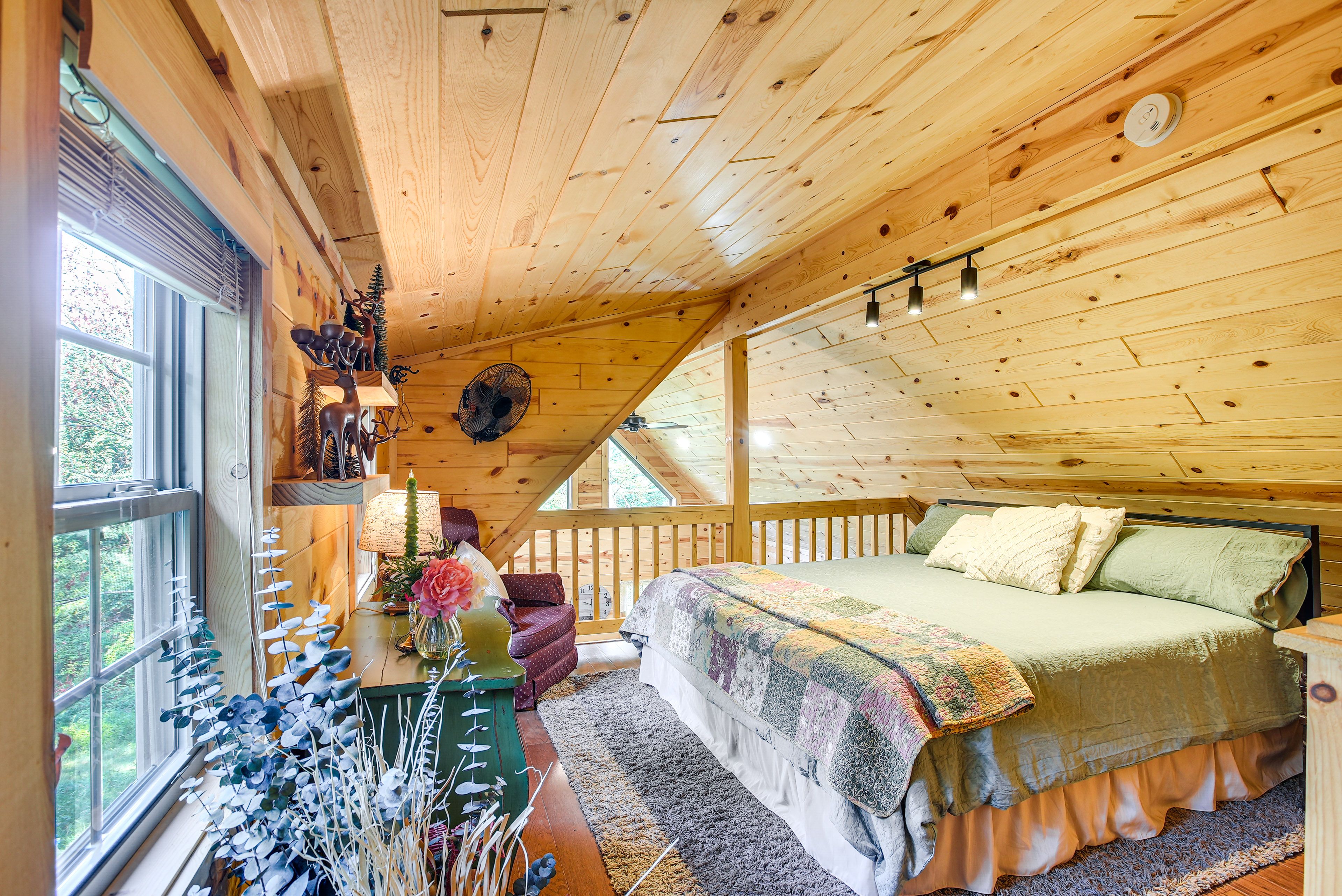 Bedroom (Loft) | King Bed