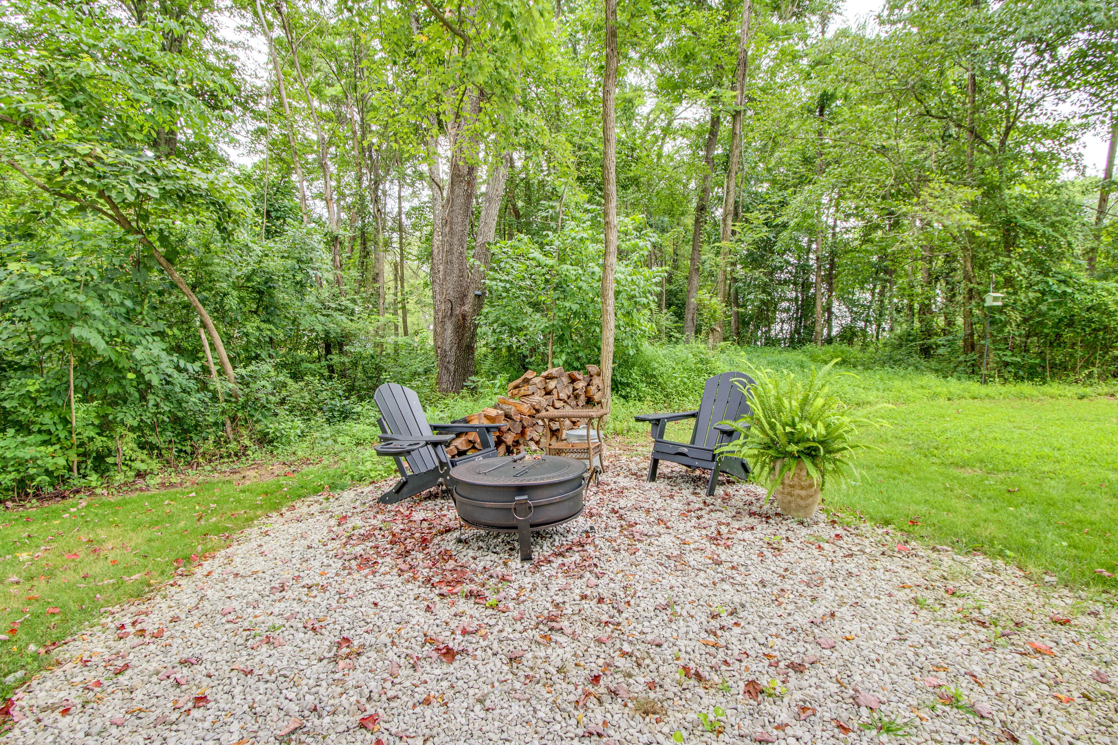 Outdoor Space | Fire Pit | Hammock | Frisbee Golf Goal