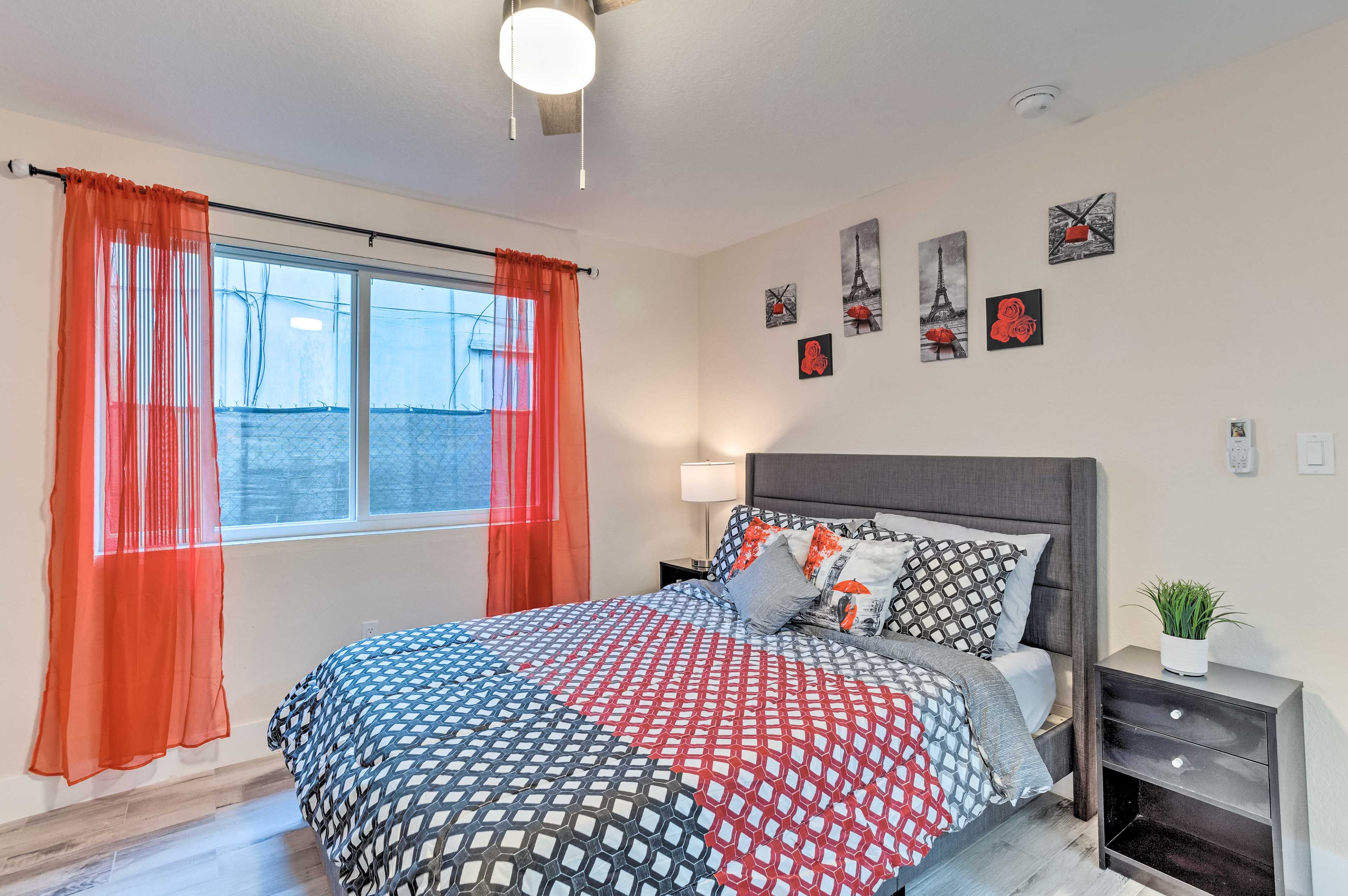 Bedroom | Queen Bed | Linens Provided | Smart TV w/ Cable