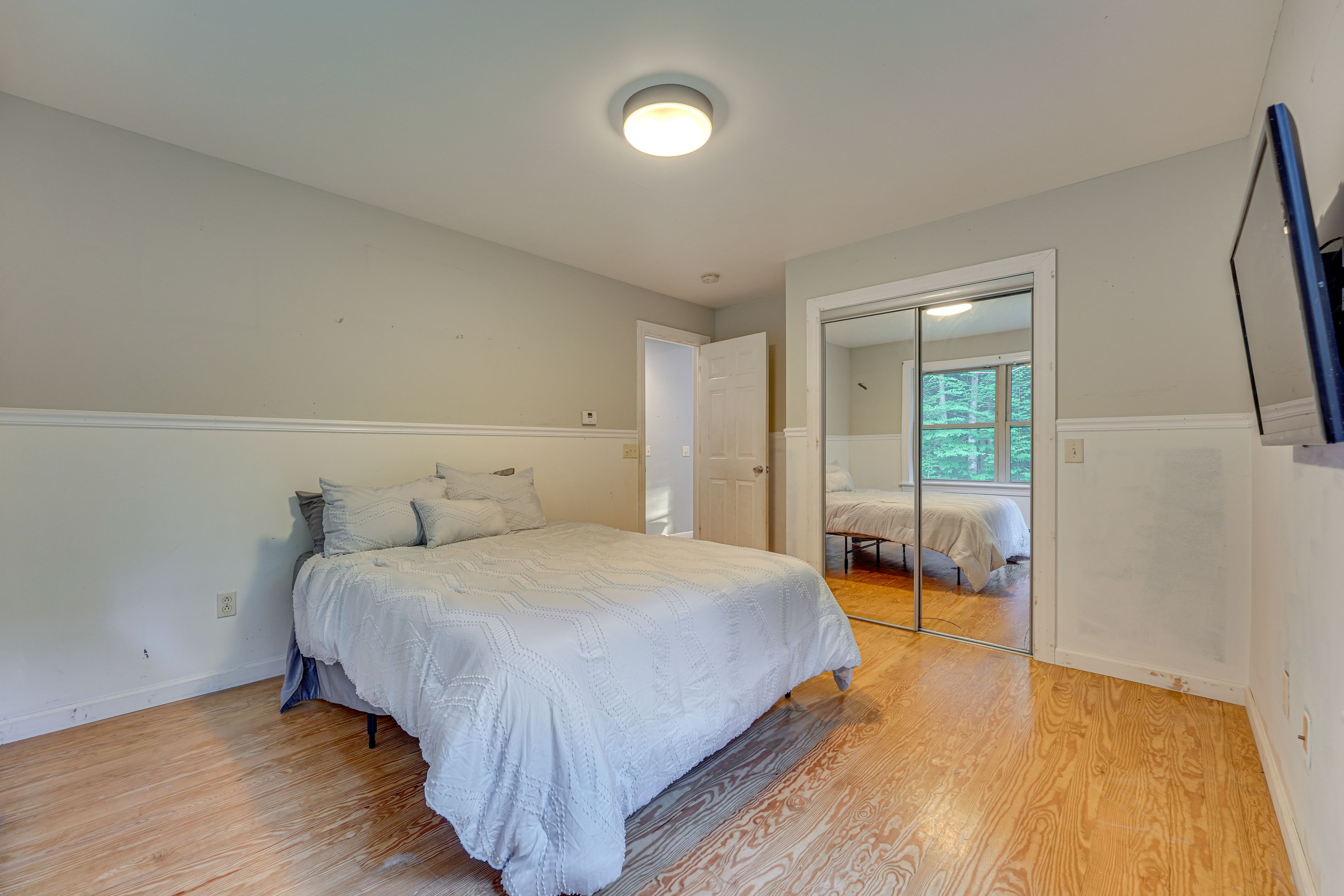 Bedroom 1 | Queen Bed | Flat-Screen TV | Main Floor