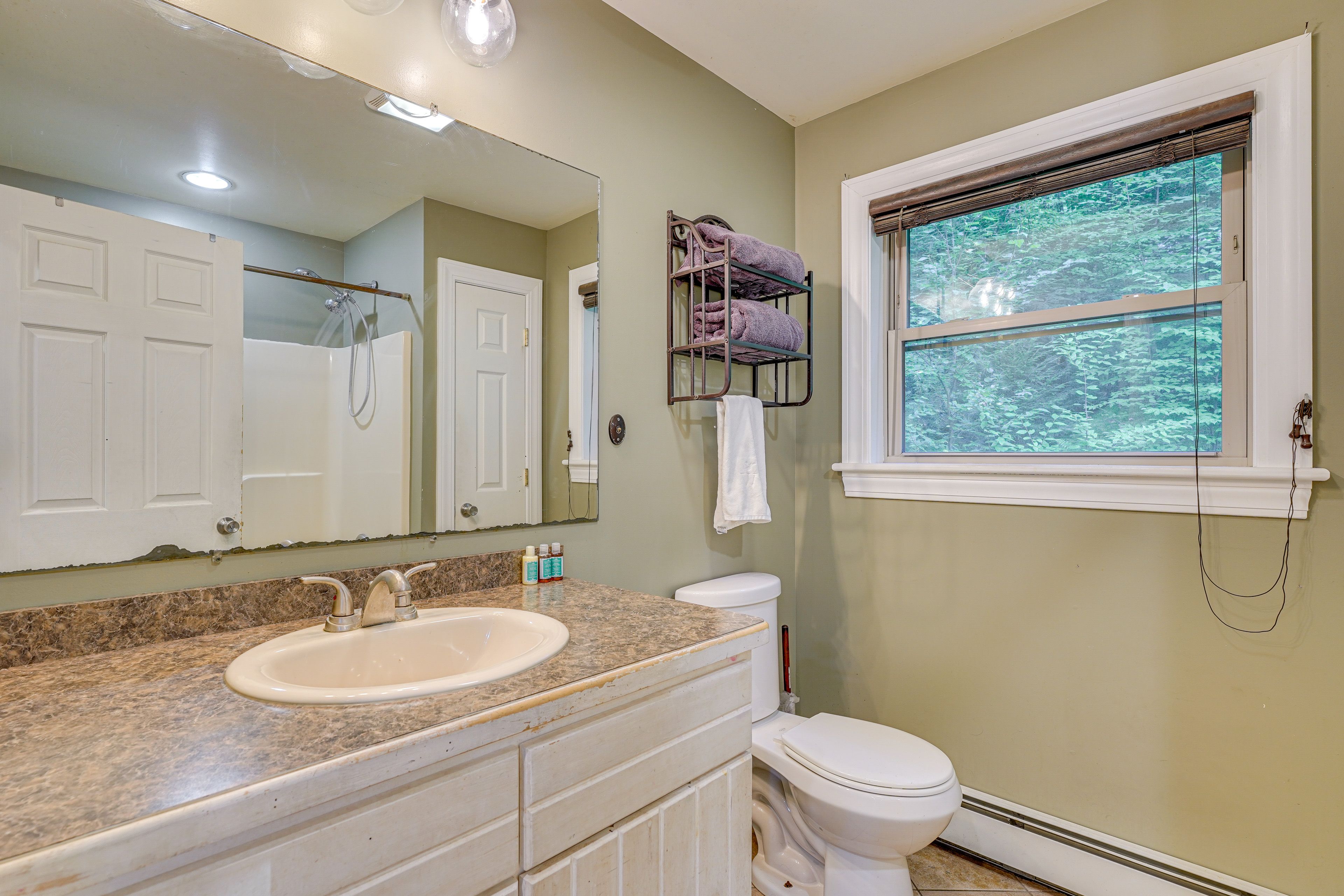 Full Bathroom | Complimentary Toiletries | Towels Provided | Main Floor