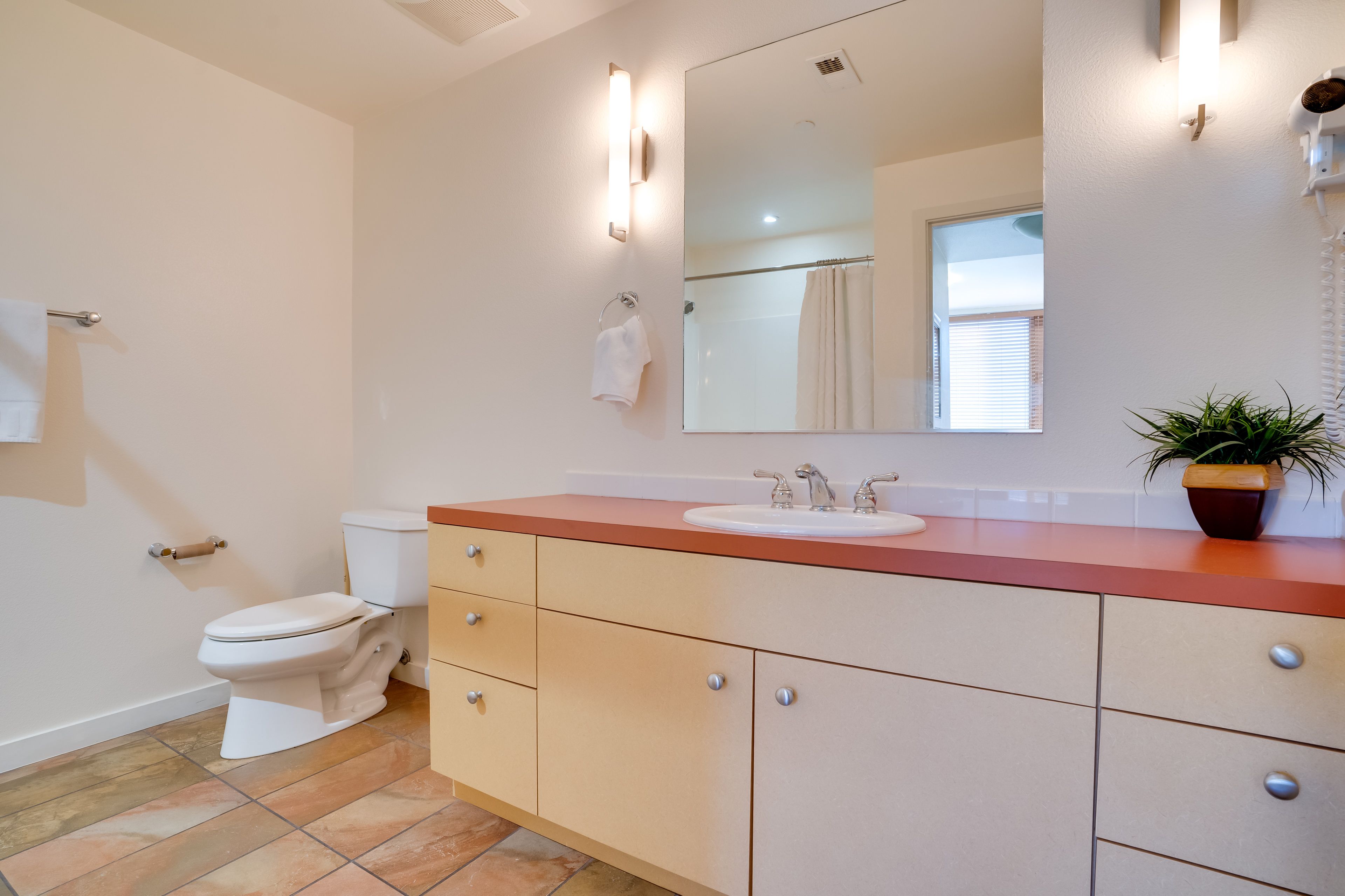 Full Bathroom | Main Level | Complimentary Toiletries | Towels