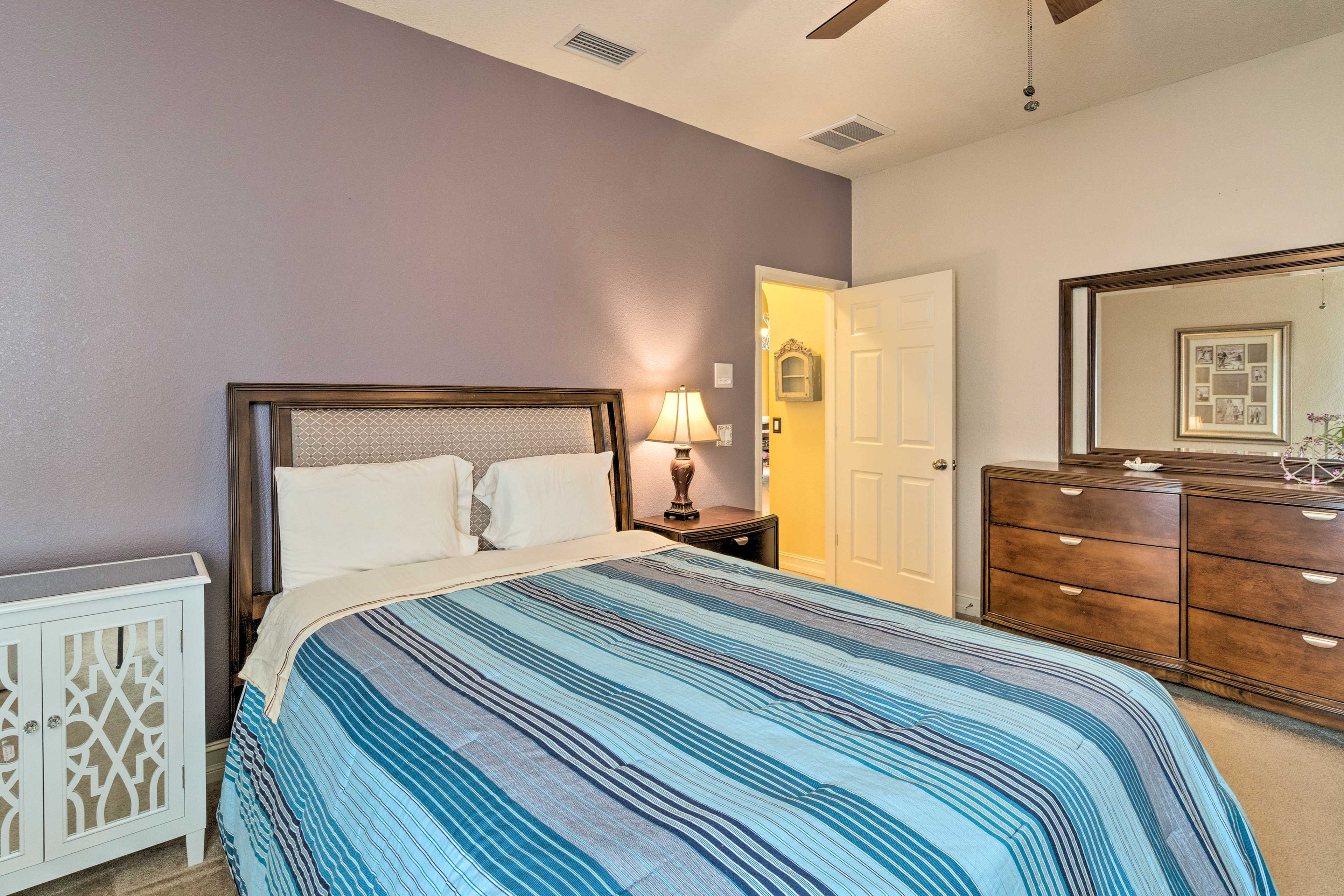 Bedroom 3 | Queen Bed | Hangers