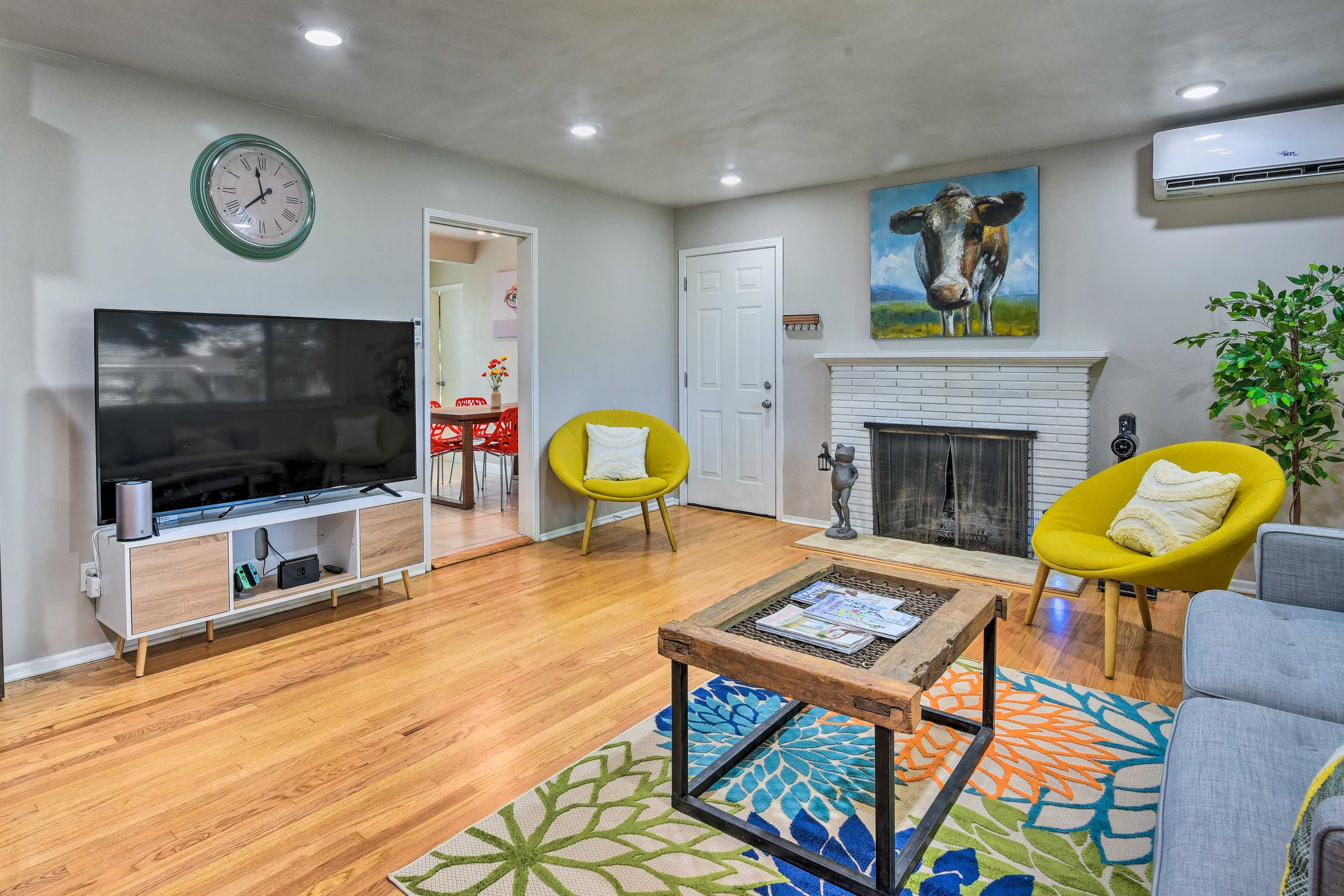 Living Room | Wall A/C Unit | Smart TV w/ Cable | Free WiFi
