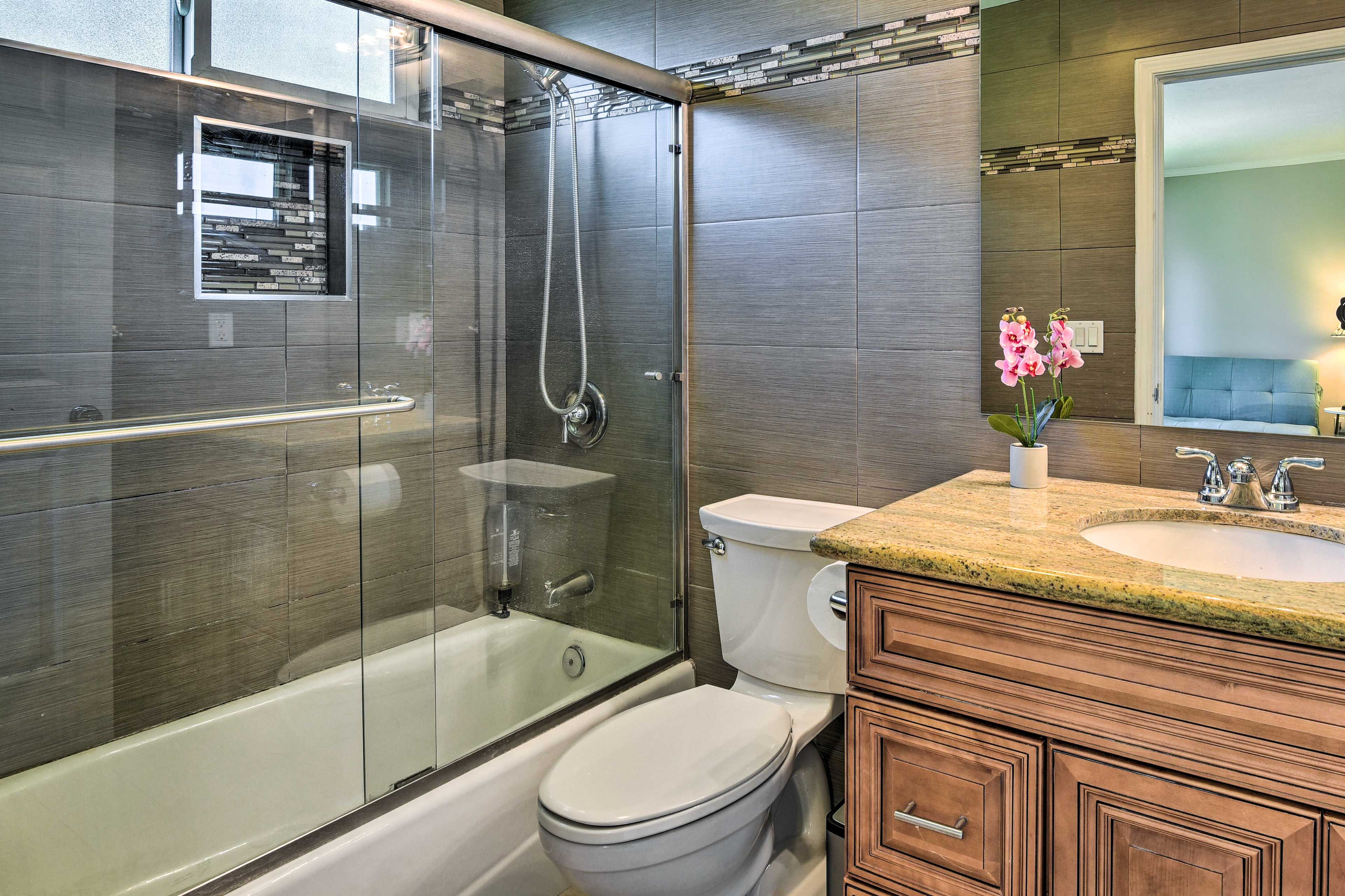 Full Bathroom | Towels Provided | Complimentary Toiletries