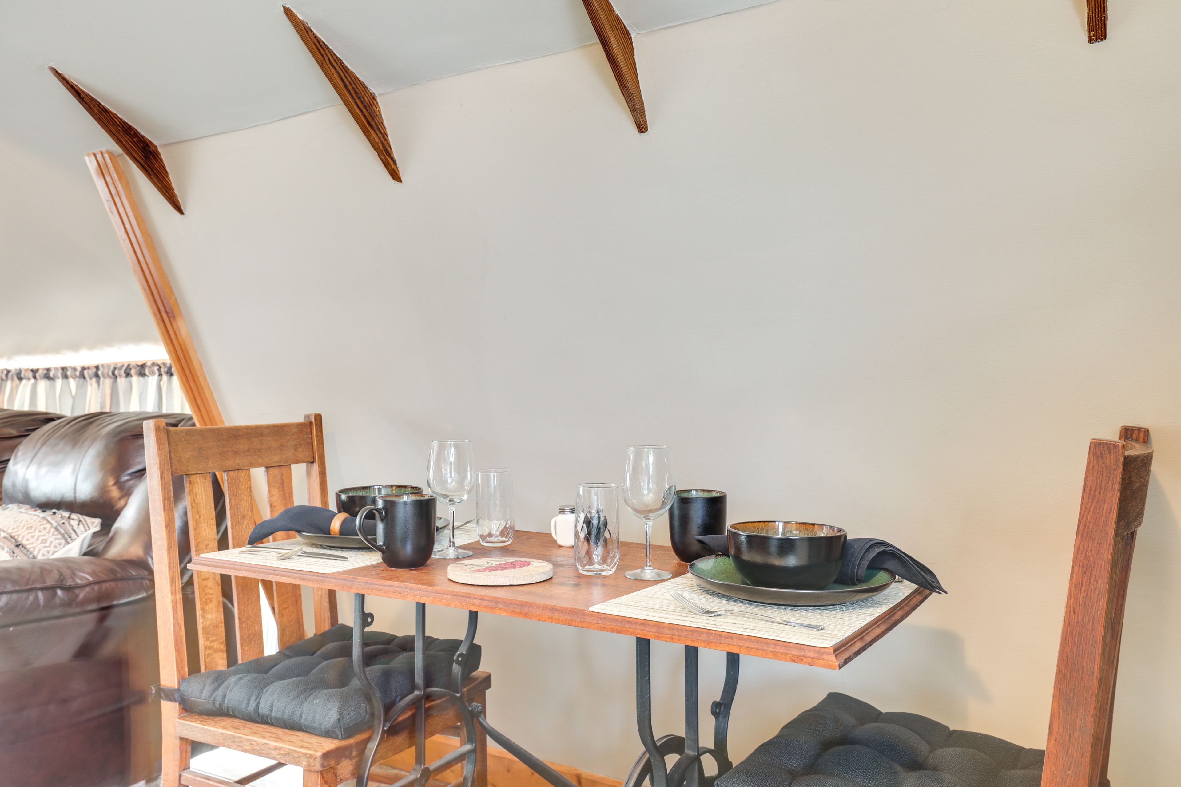 Dining Area | Dishware & Flatware Provided