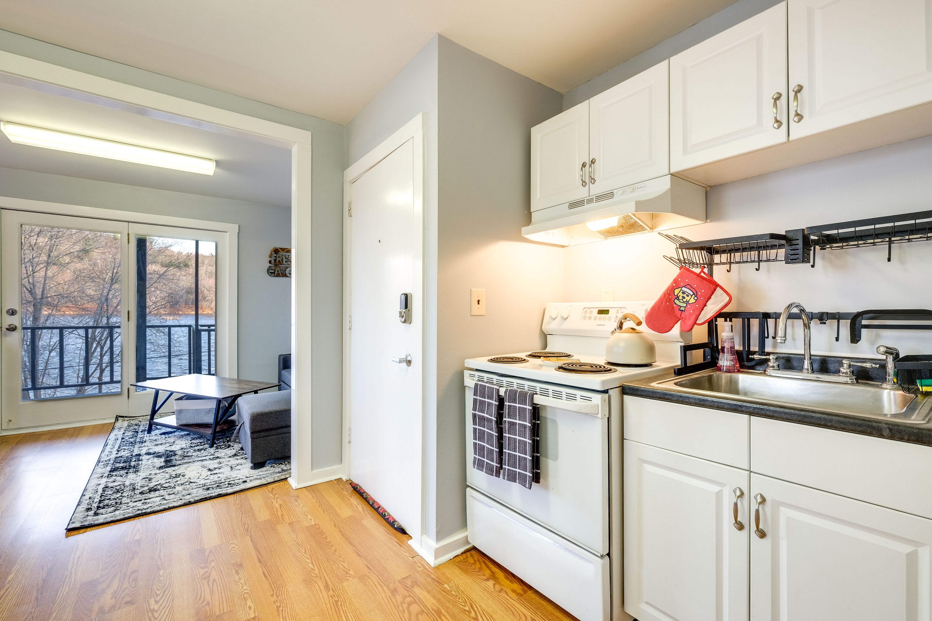Kitchenette | Cooking Basics Supplied
