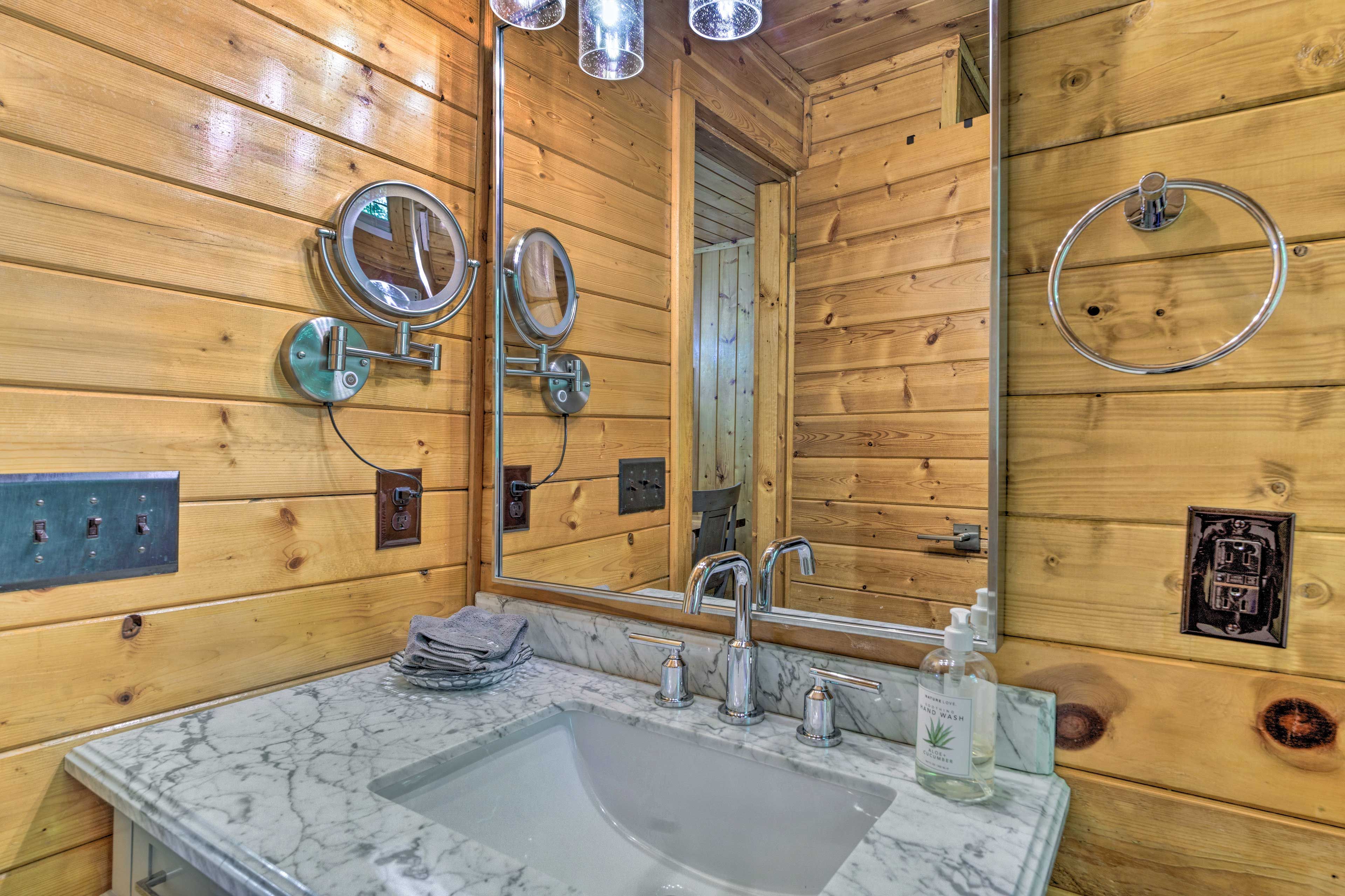 Full Bathroom | Towels Provided