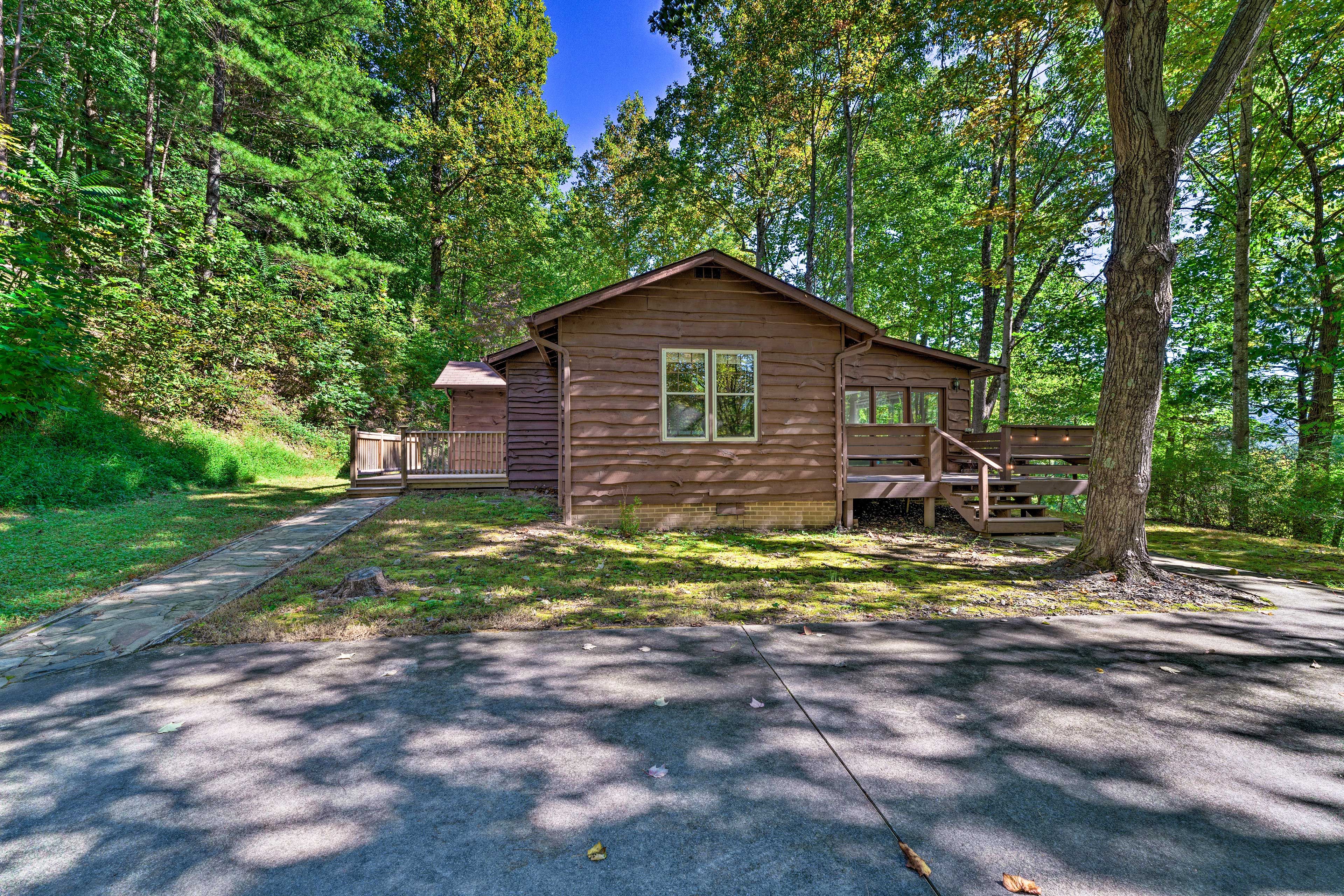 Property Exterior | Driveway (2 Vehicles)