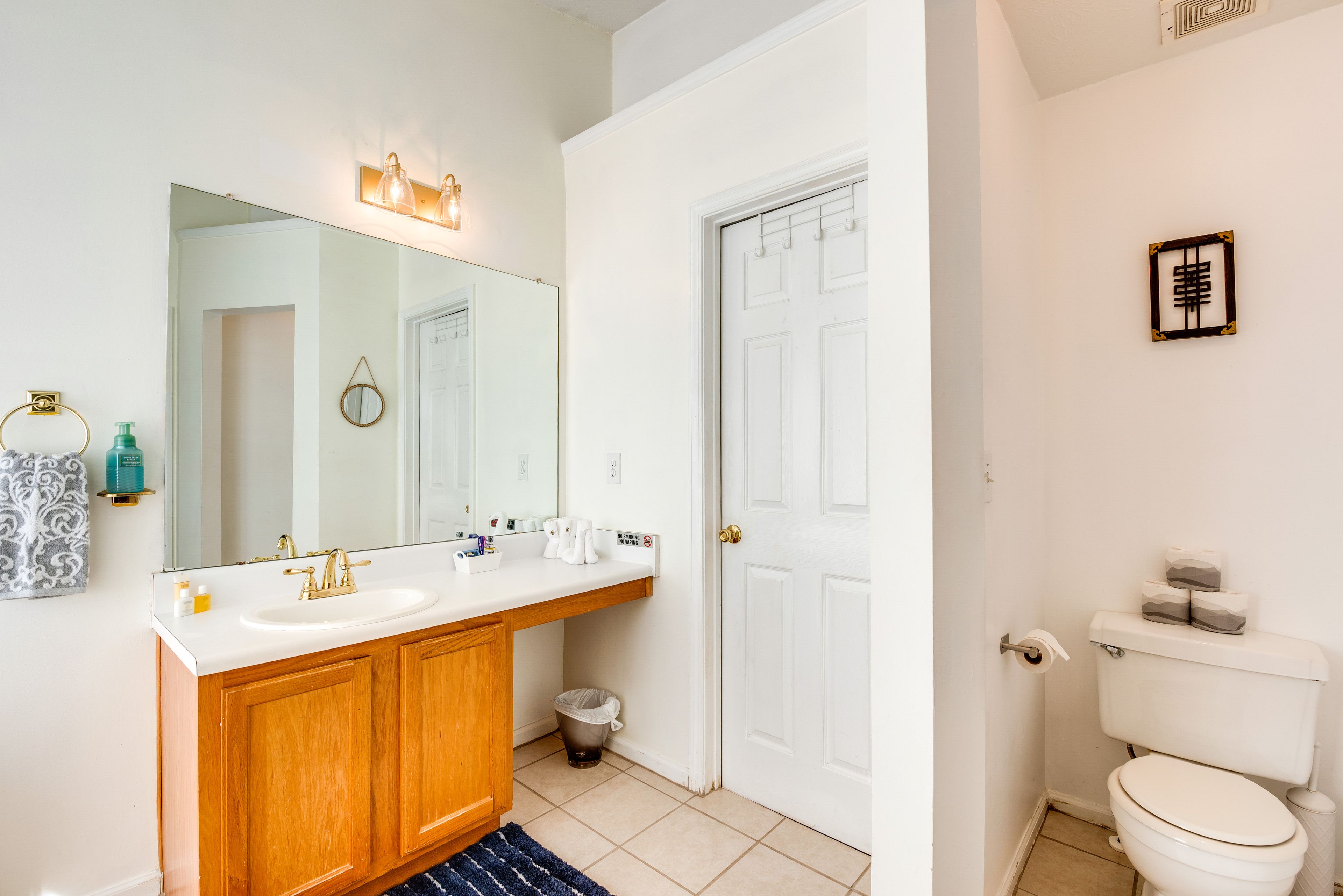 Full Bathroom | Towels Provided | Complimentary Toiletries