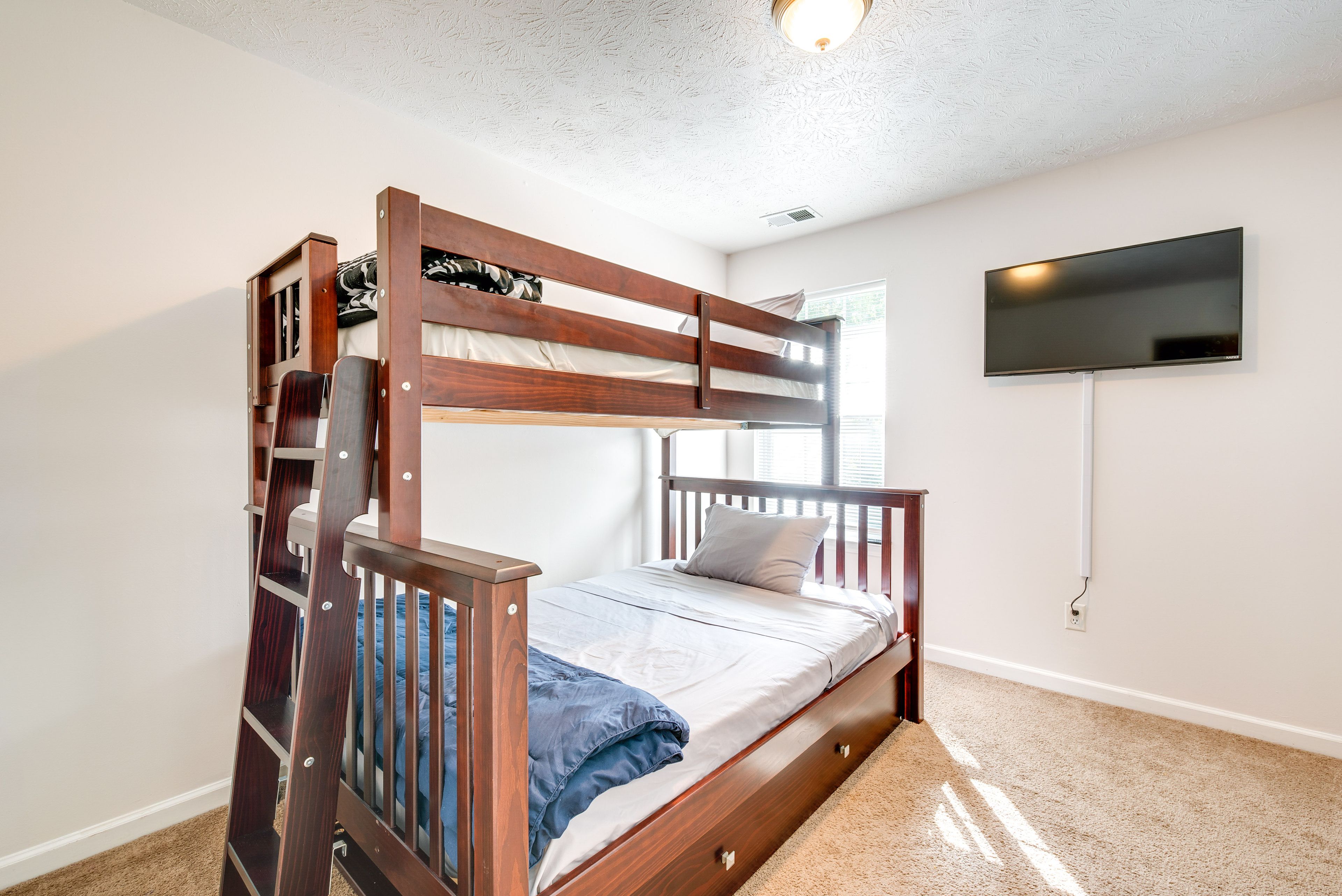 Bedroom 3 | Twin/Full Bunk Bed