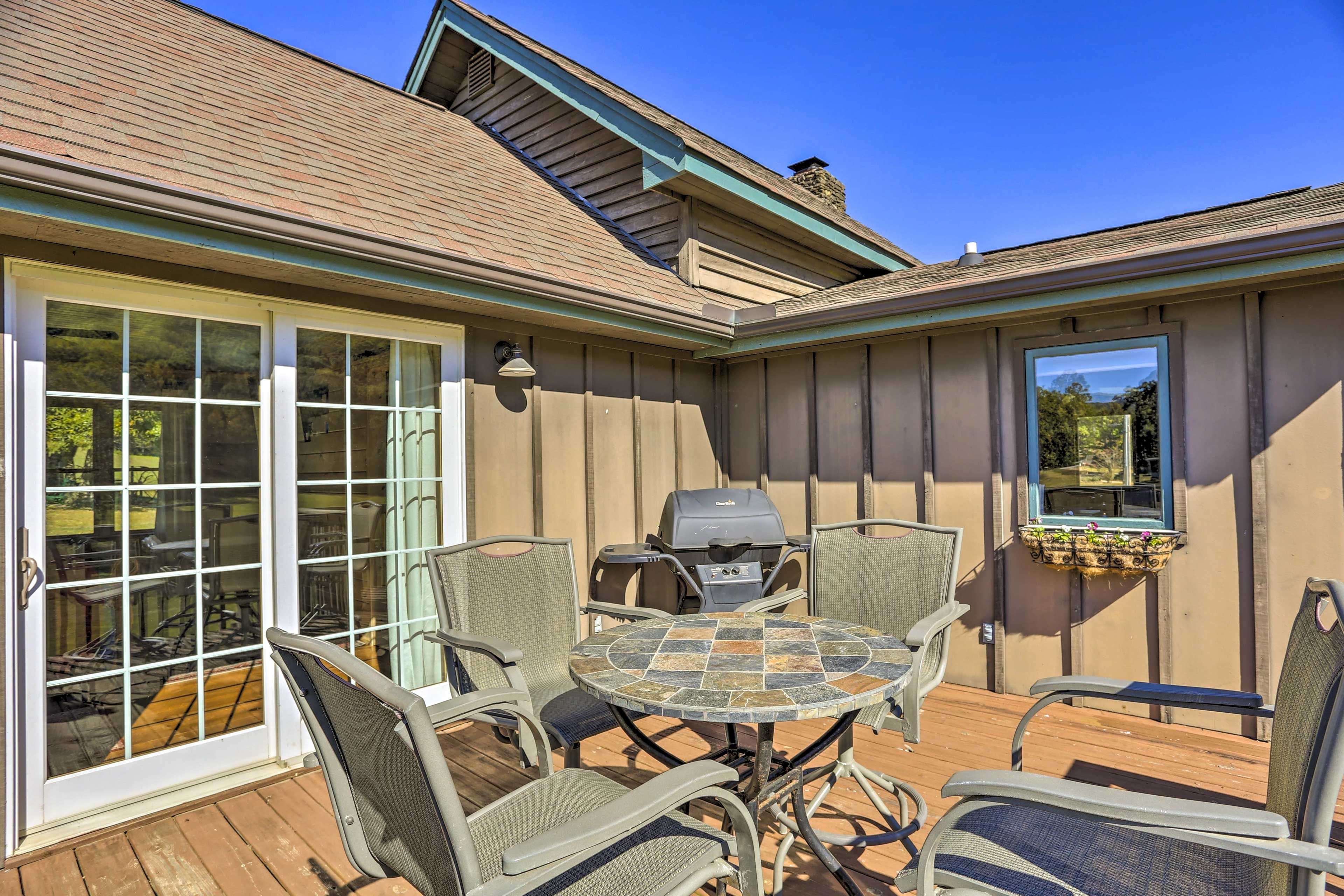 Outdoor Deck | Dining Area