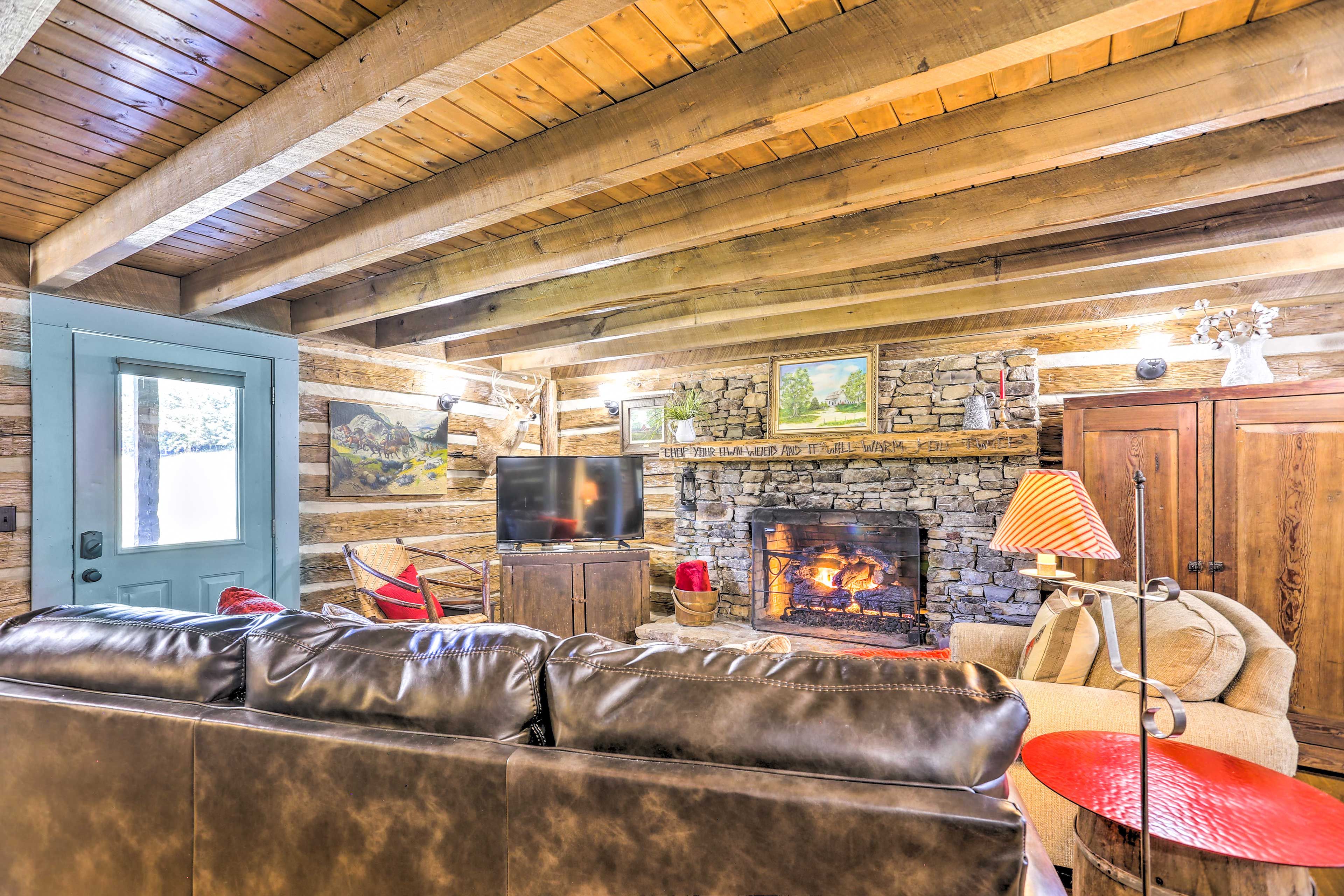 Living Room | Flat-Screen TV | Free WiFi | Stone Fireplace