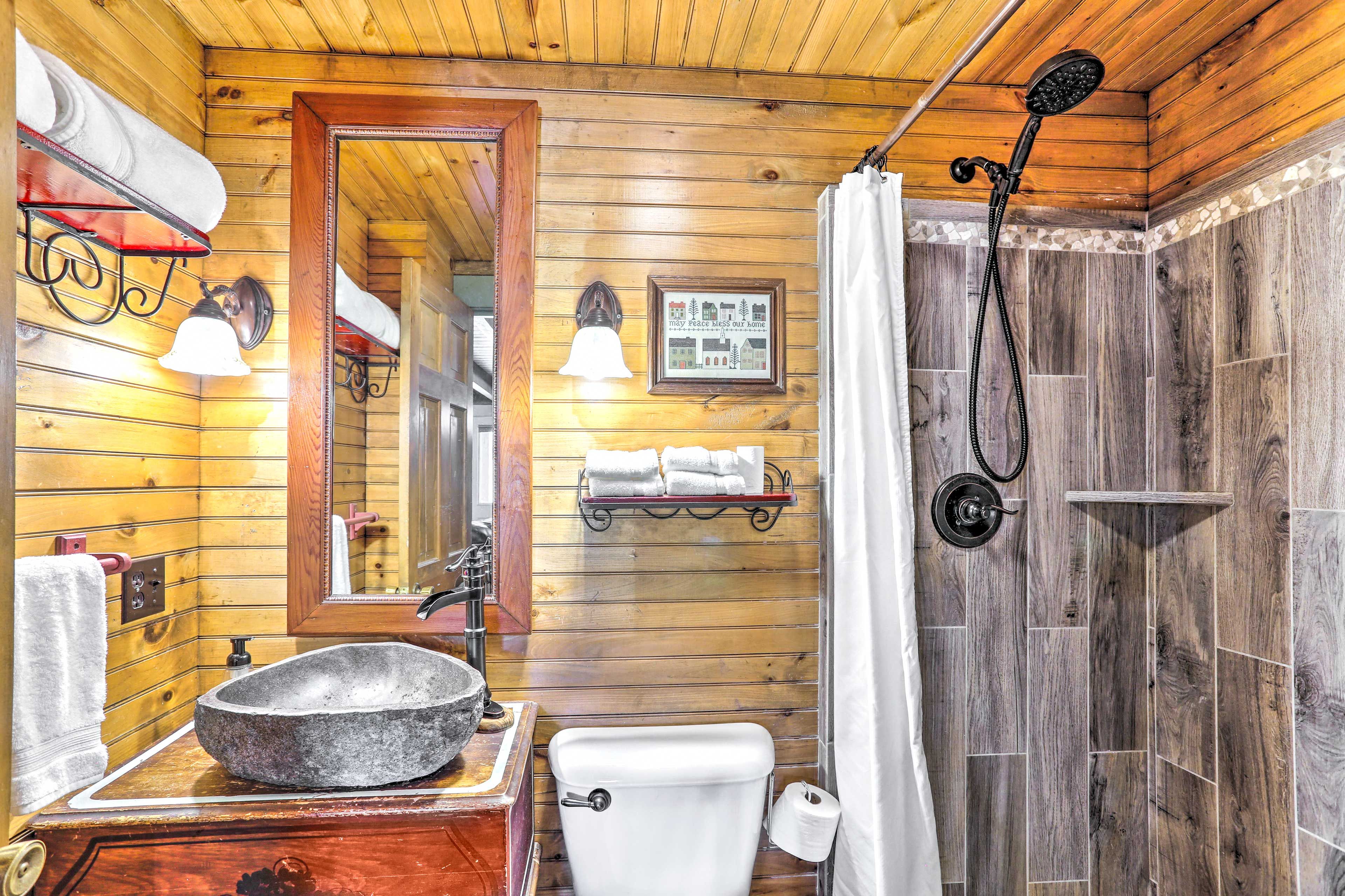 Full Bathroom | Towels Provided