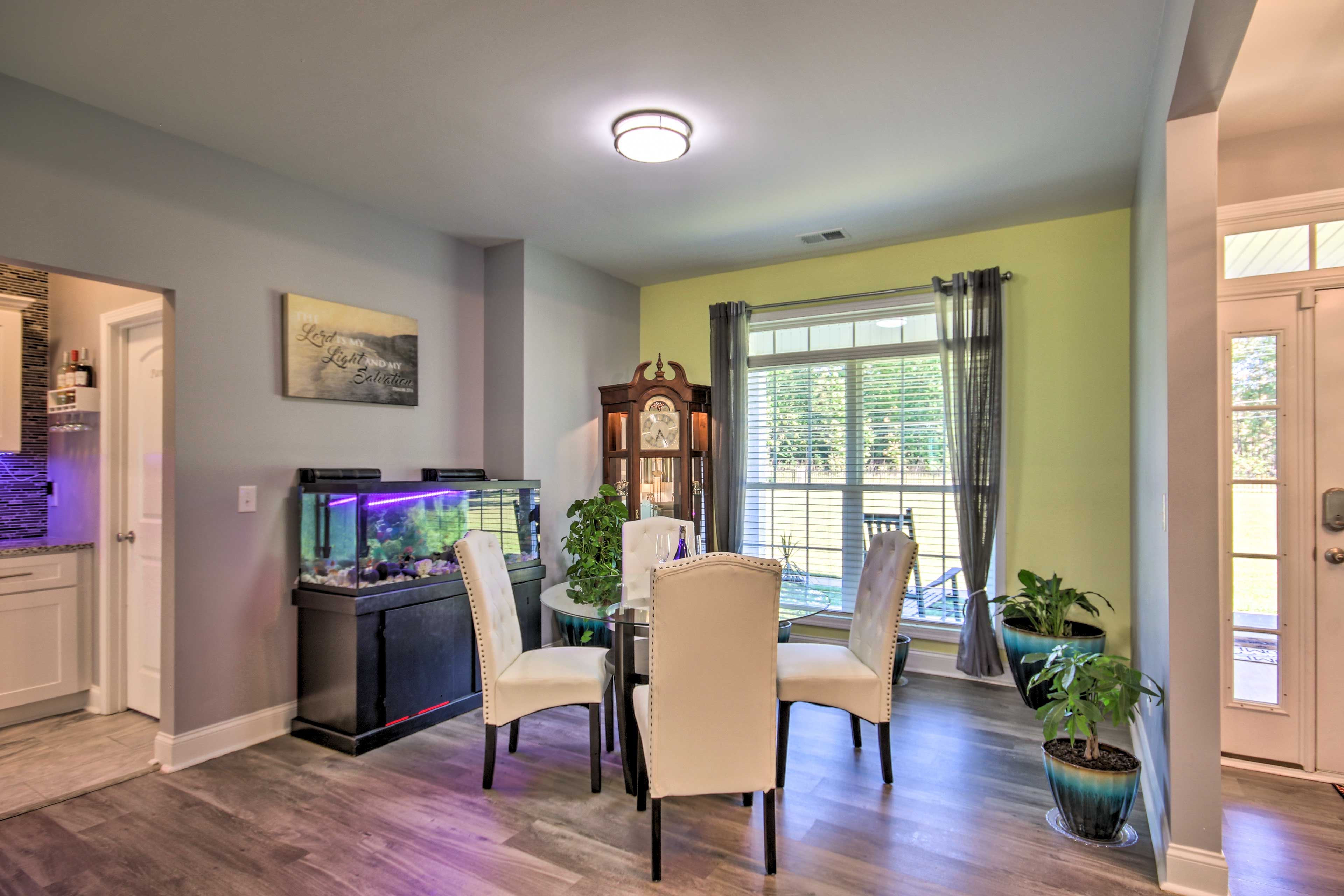 Dining Area | Free WiFi