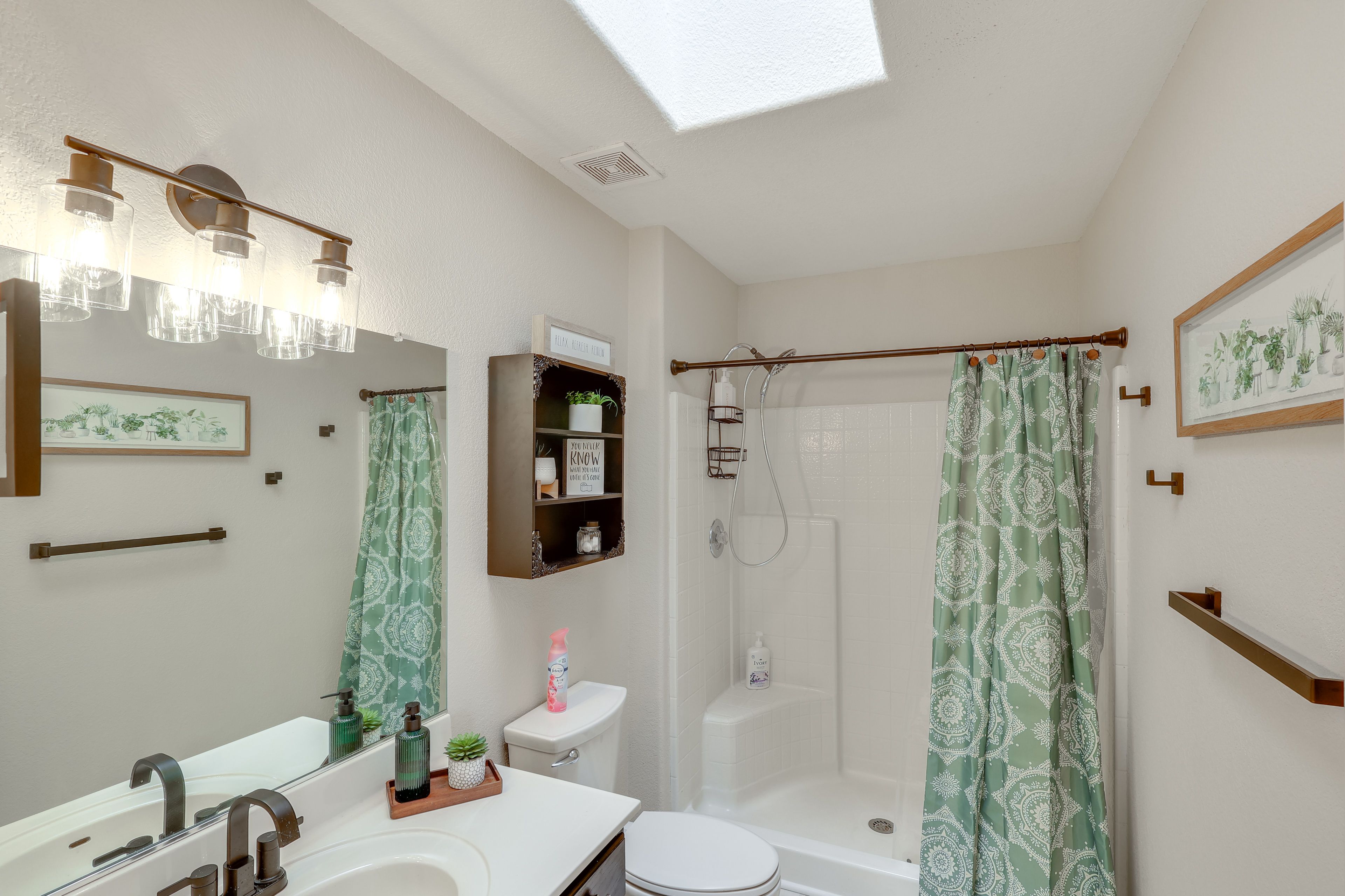 Full Bathroom | Towels Provided | Hair Dryer