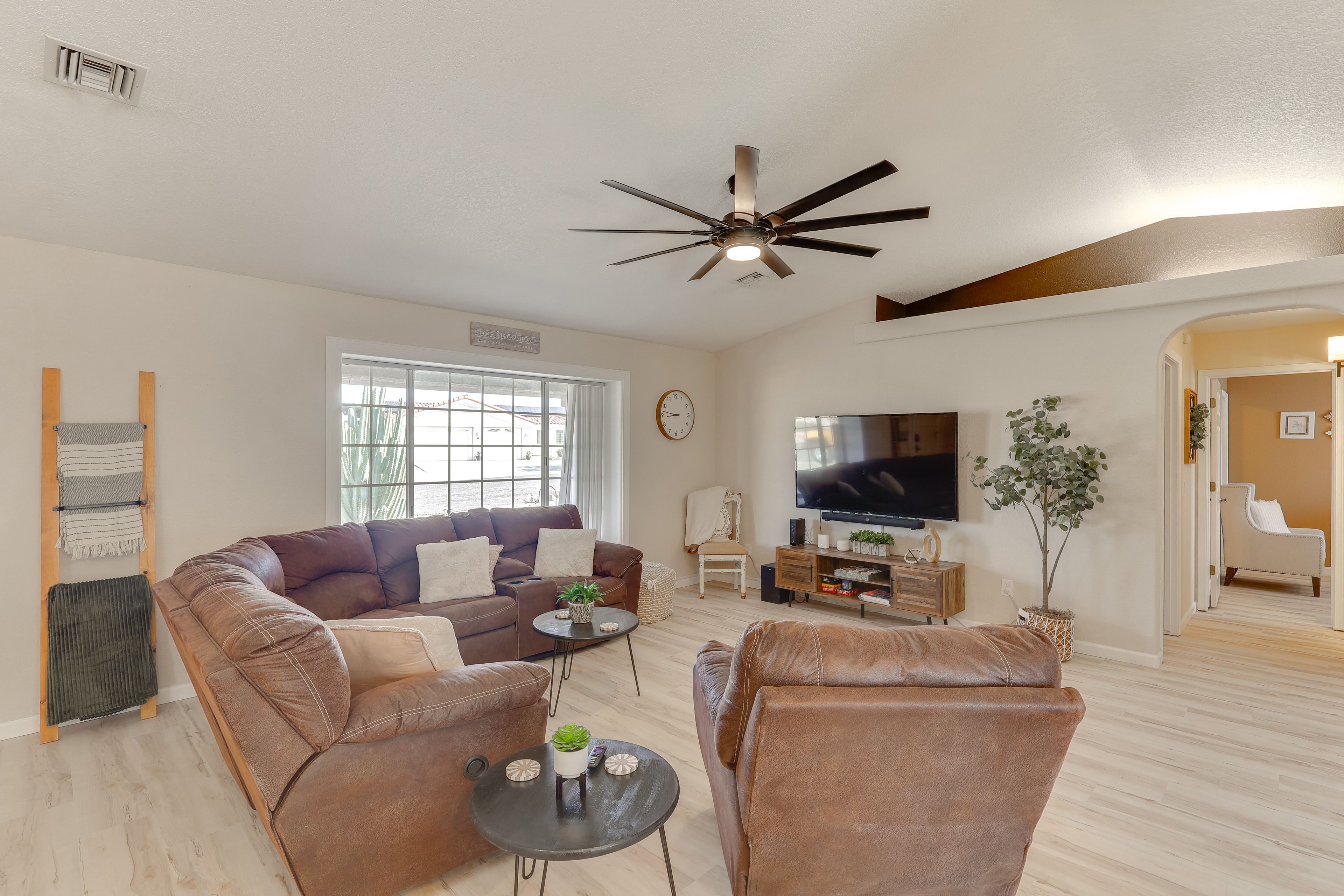 Living Room | Free WiFi | Lake Views | 6 Mi to Lake Havasu State Park