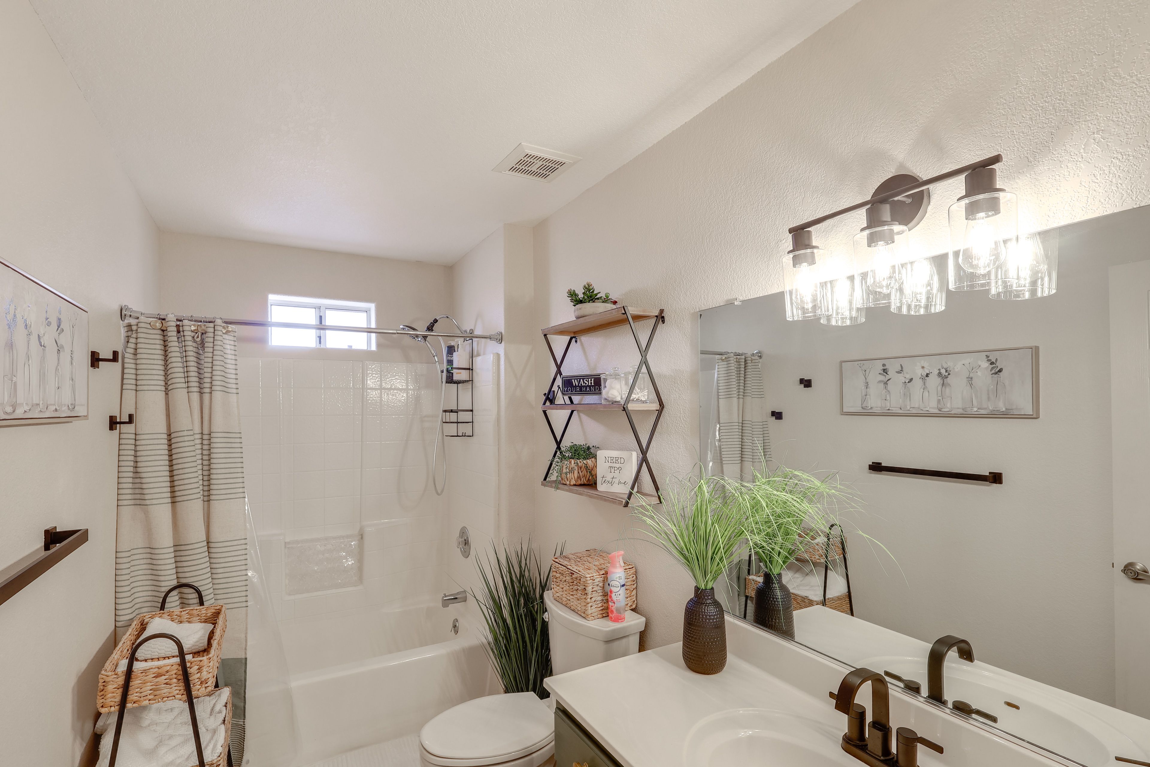 Full Bathroom | Complimentary Toiletries
