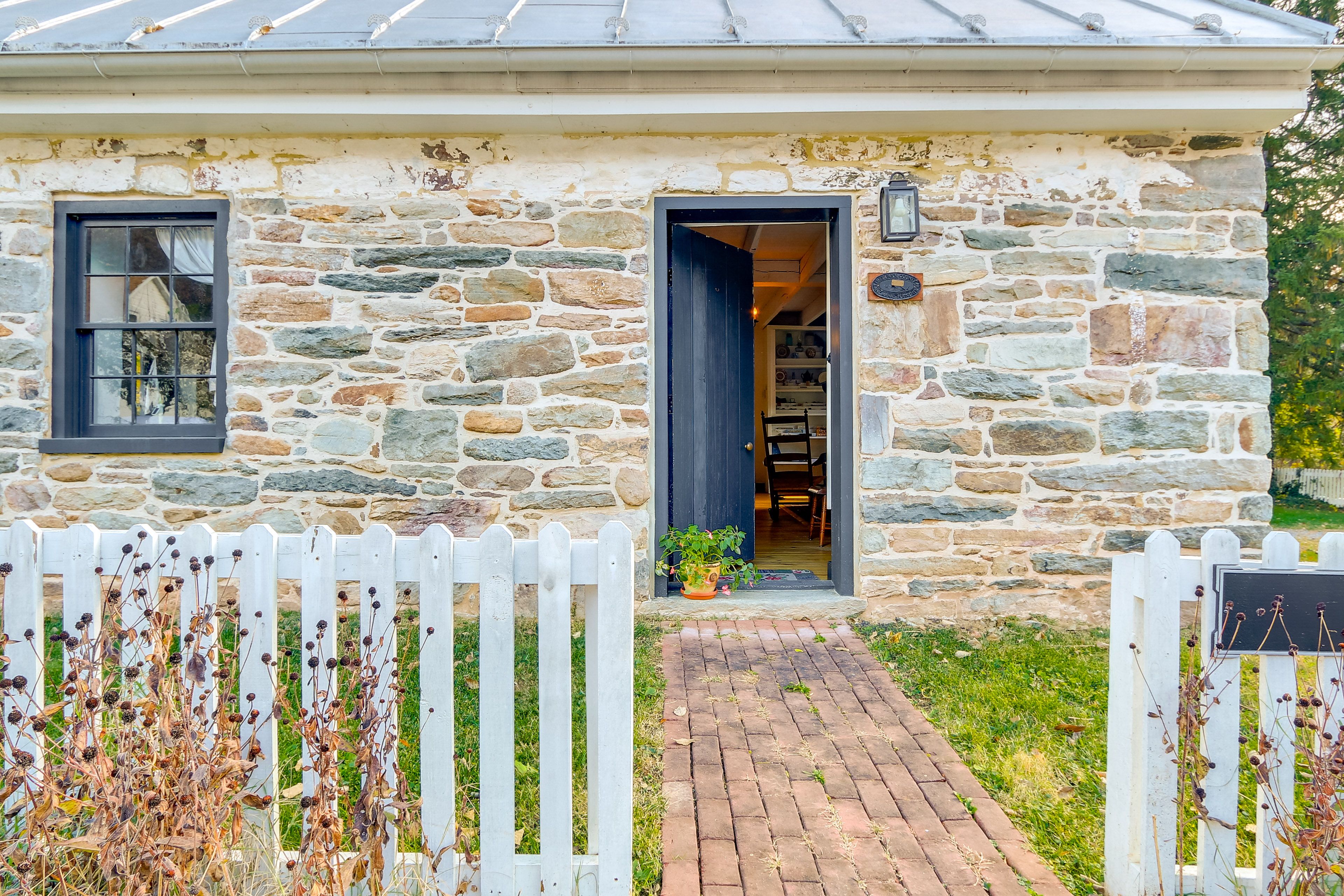 Entryway | Parking | Driveway (2 Vehicles)