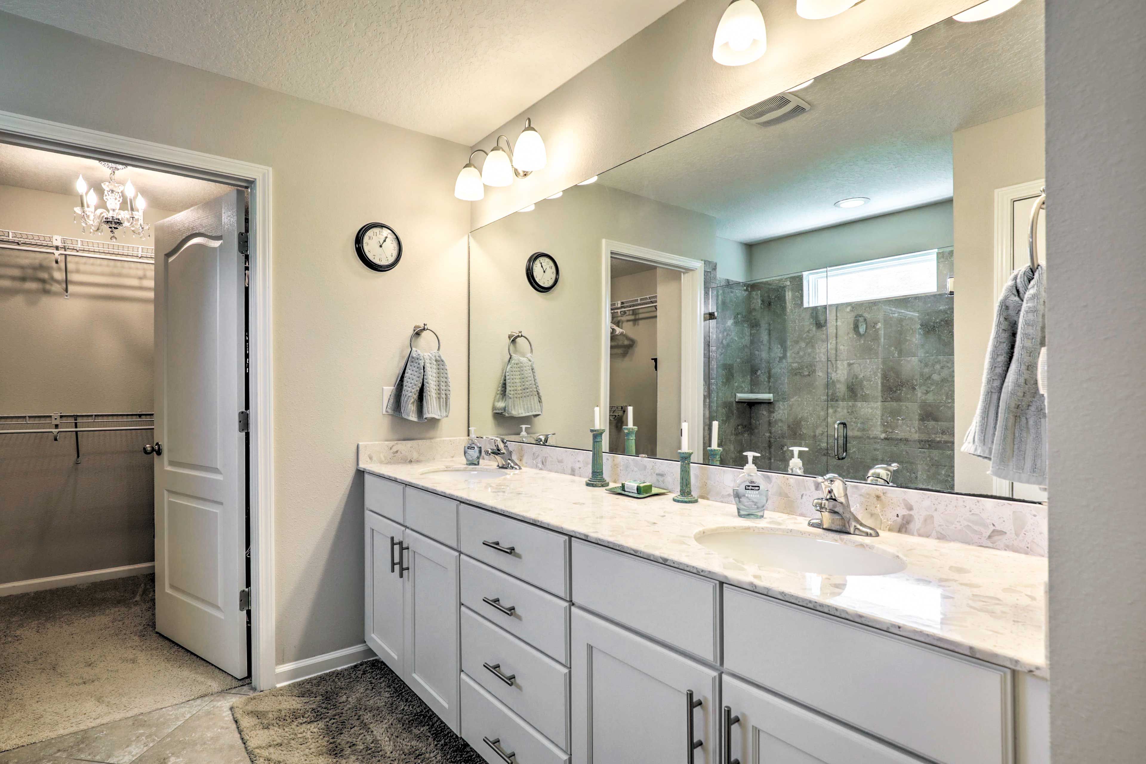 Full Bathroom | Towels Provided | Complimentary Toiletries