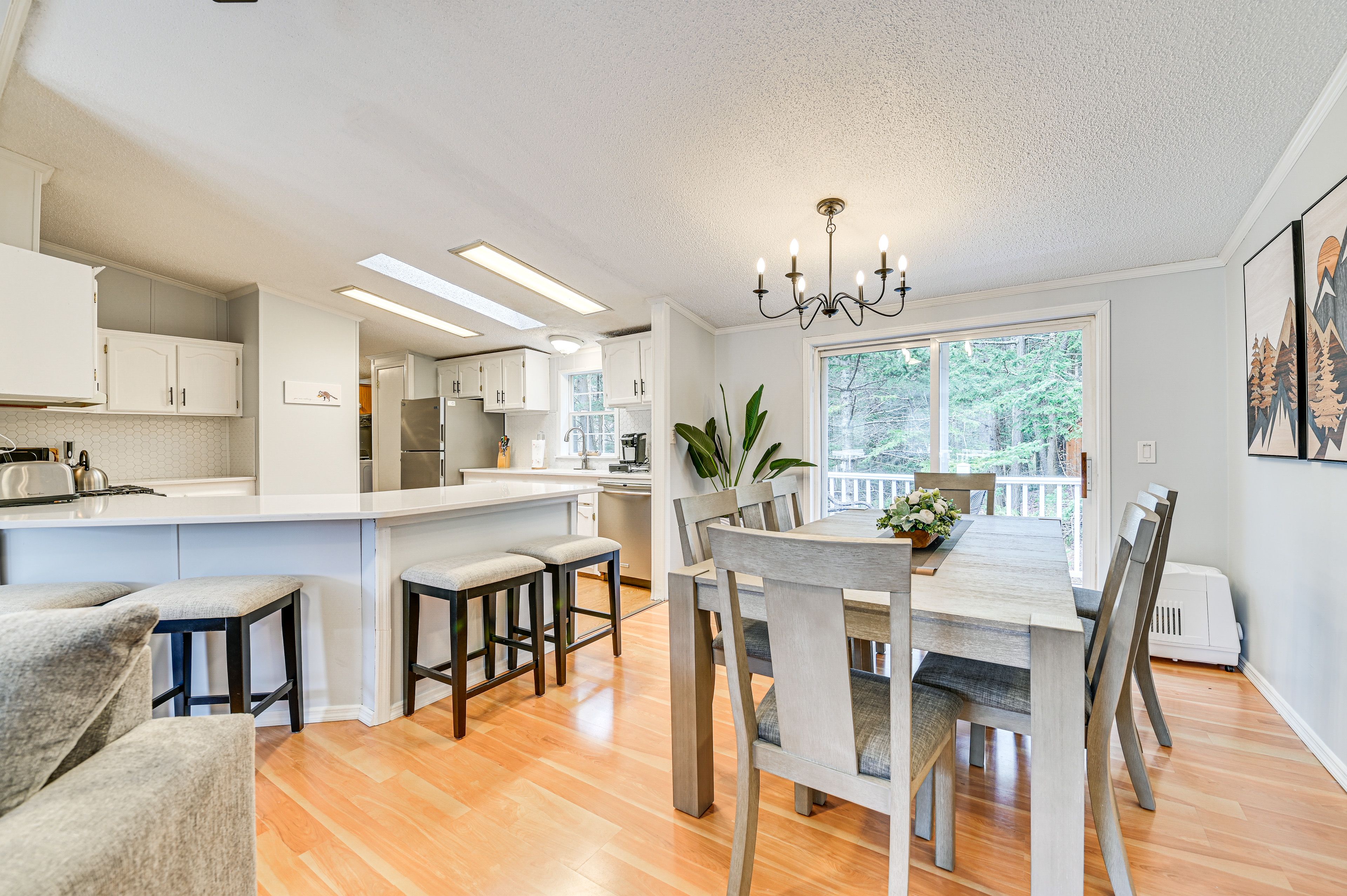 Dining Area | Dishware & Flatware Provided