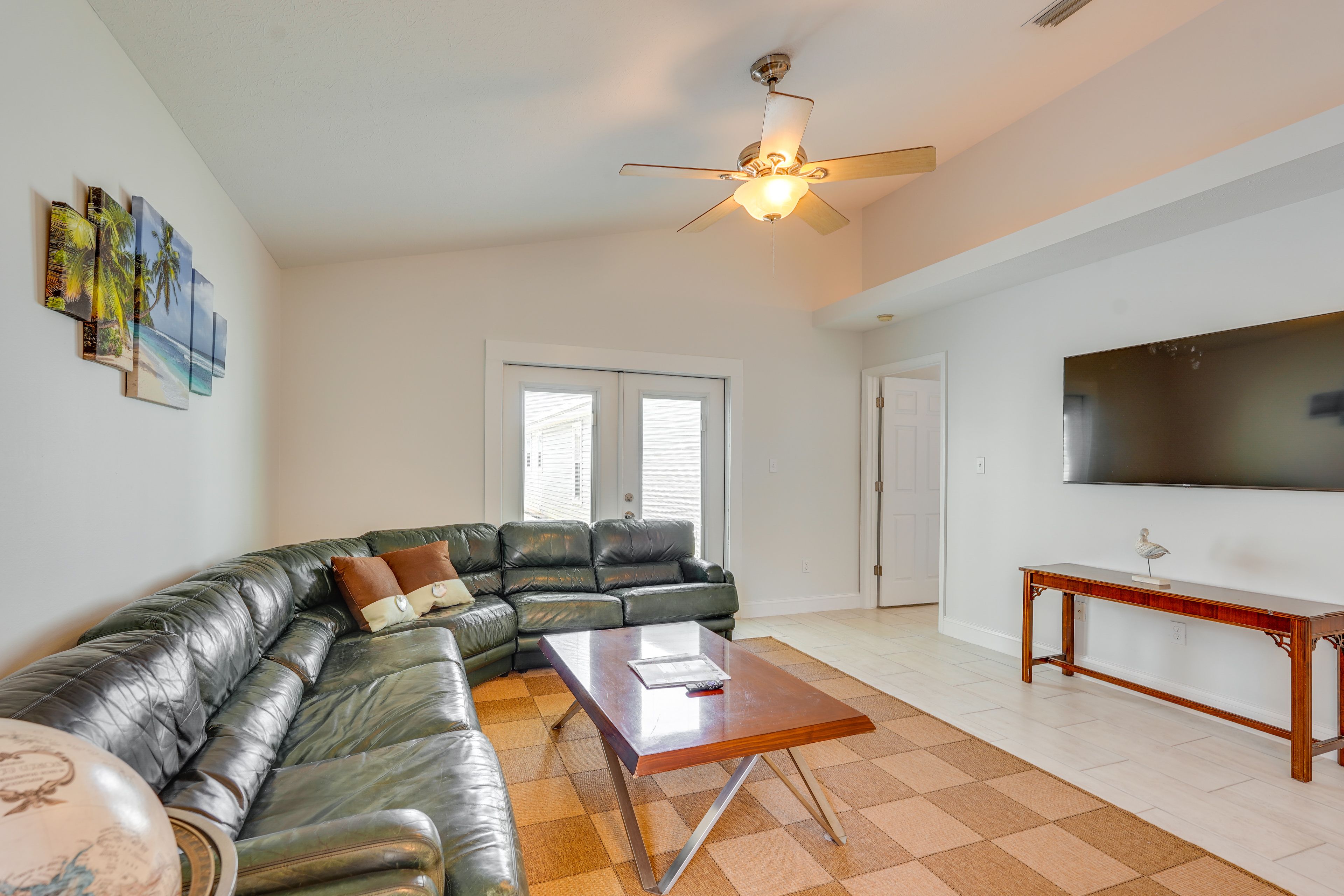Living Room | Smart TV w/ Cable | Free WiFi | Central A/C & Heating