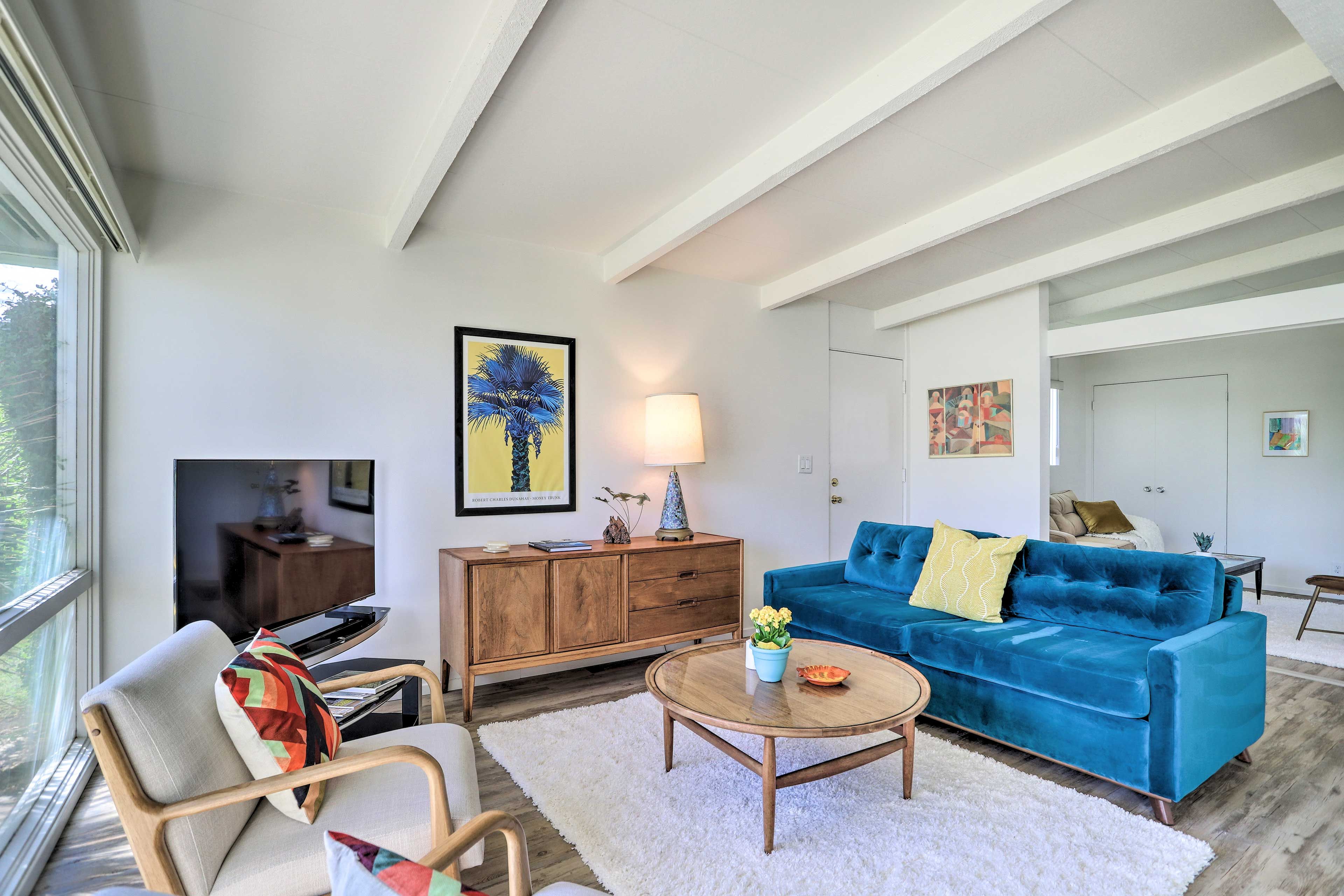 Living Room | Free WiFi | Central A/C | Smart TV