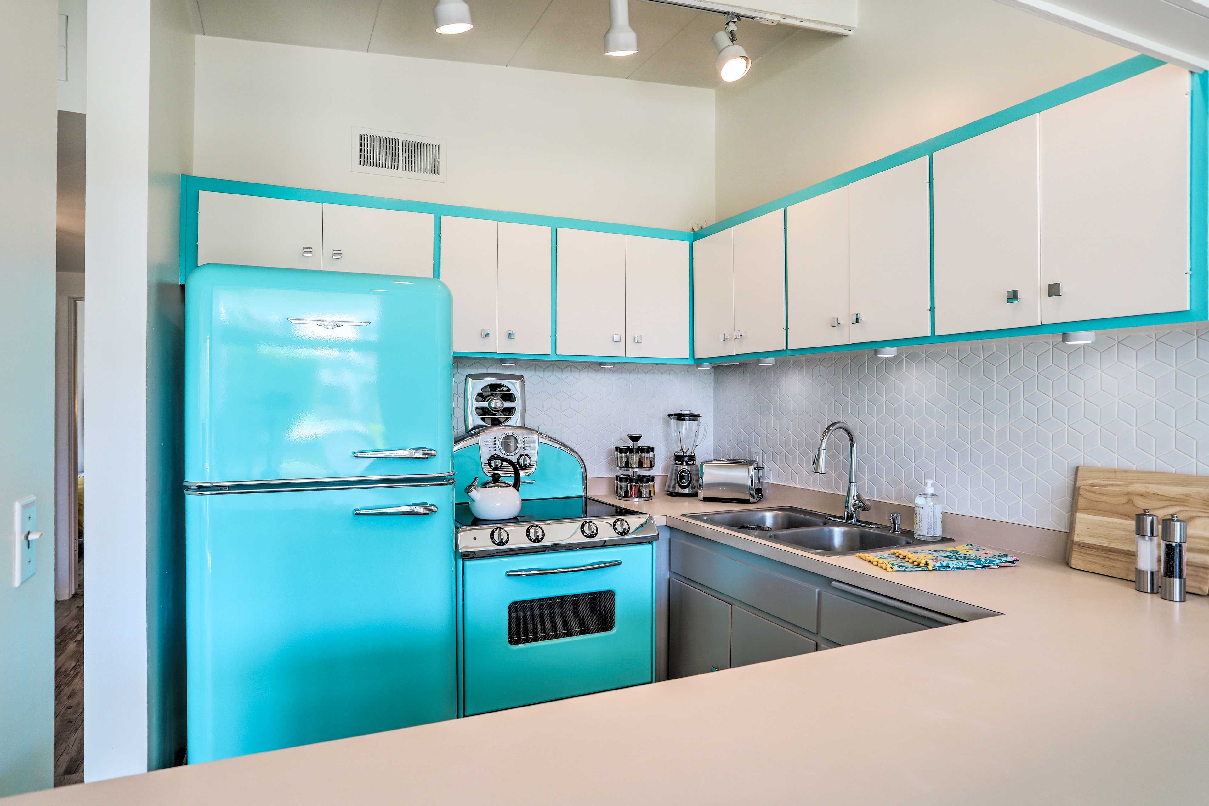 Kitchen | Paper Towels/Trash Bags Provided