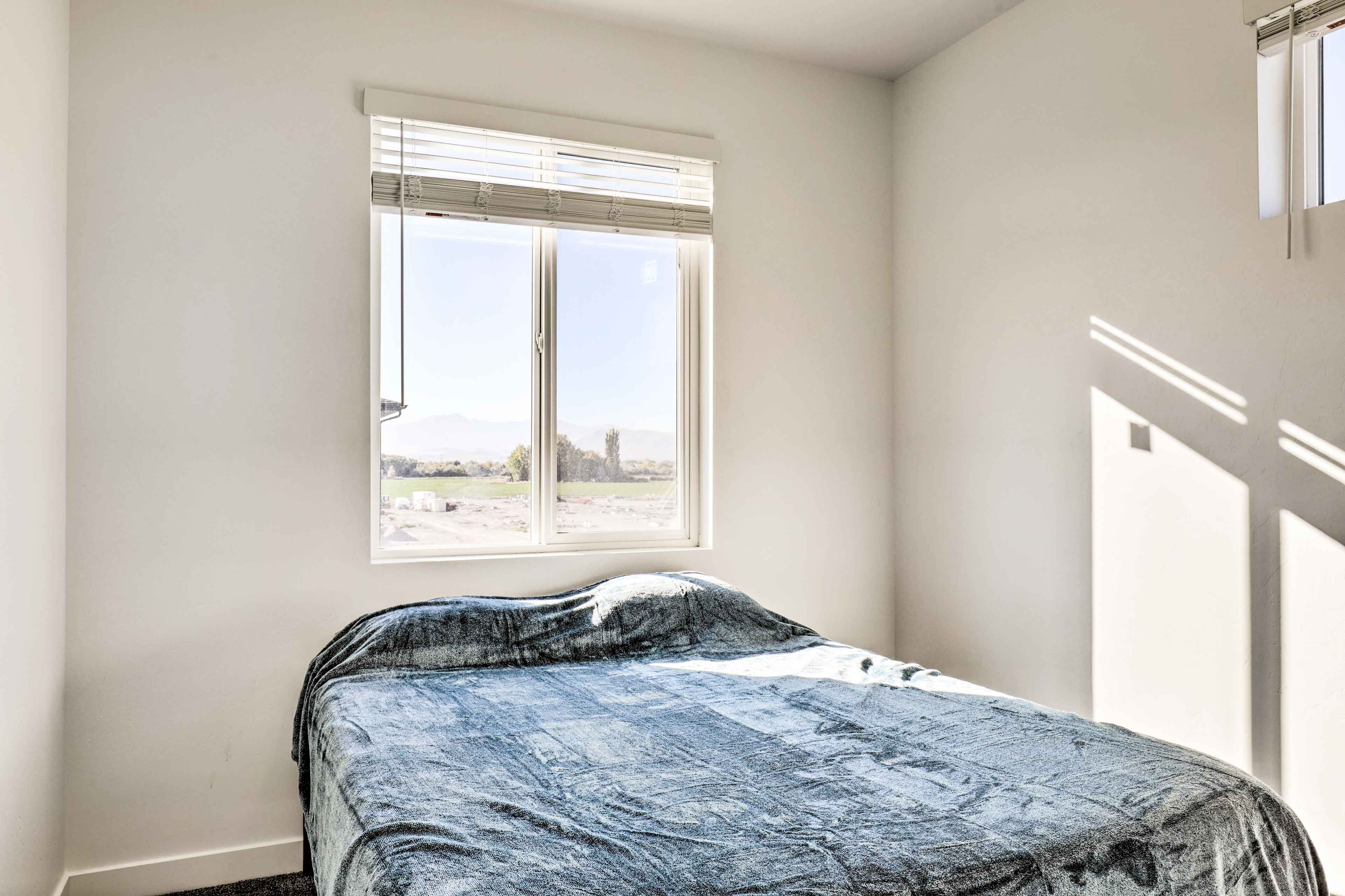 Bedroom 3 | Queen Bed
