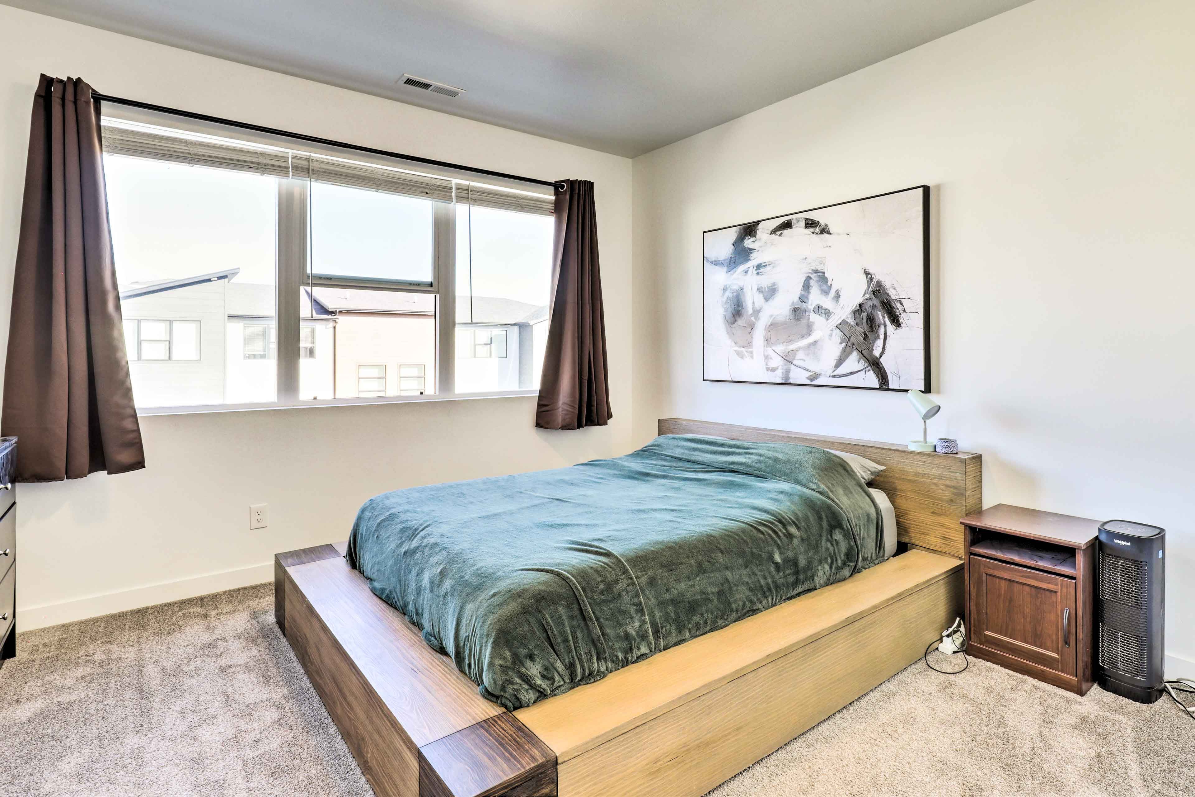 Bedroom 1 | Queen Bed | Smart TV | En-Suite Bathroom | Linens Provided