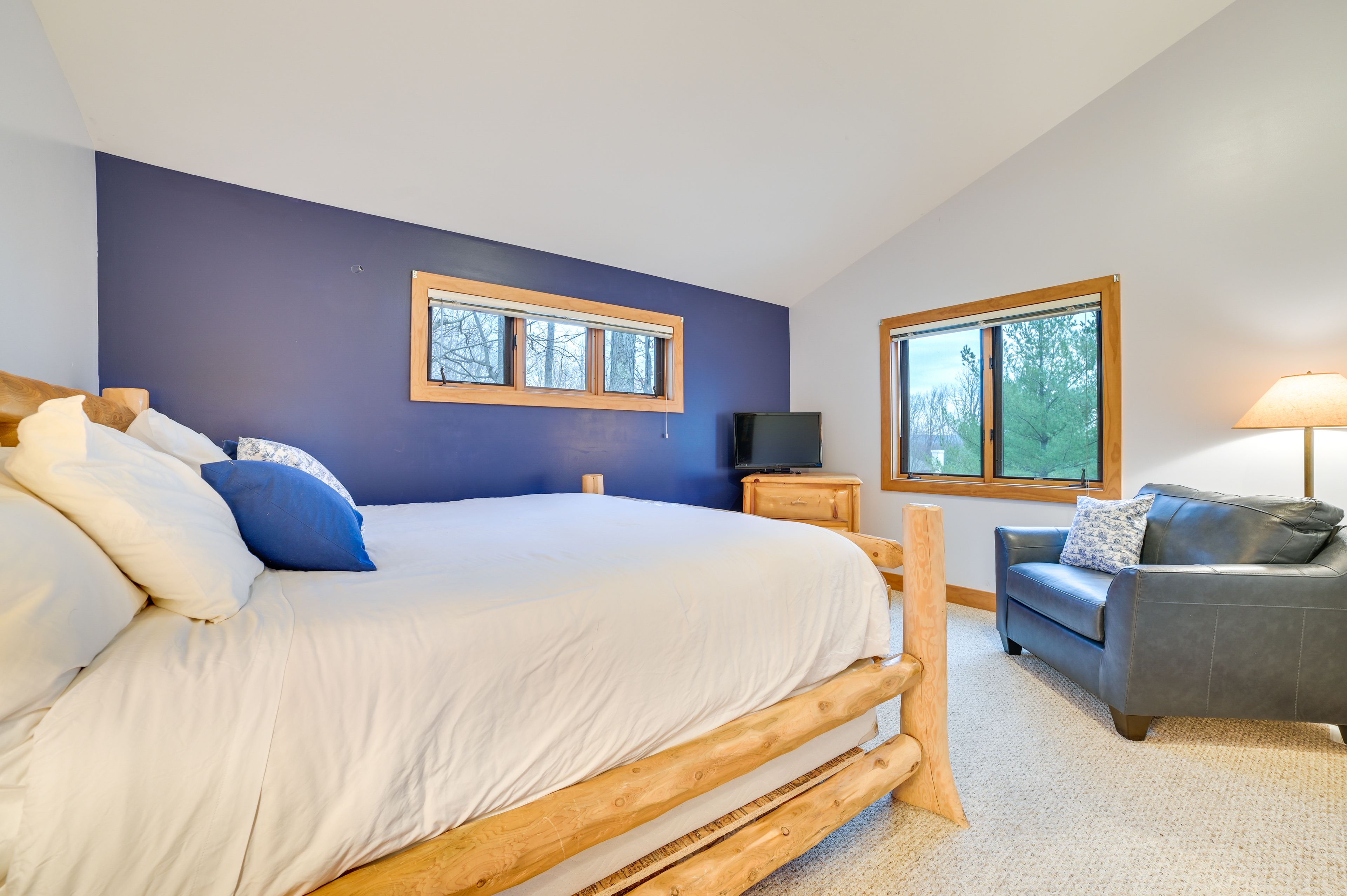 Bedroom 2 | King Bed | 1st Floor