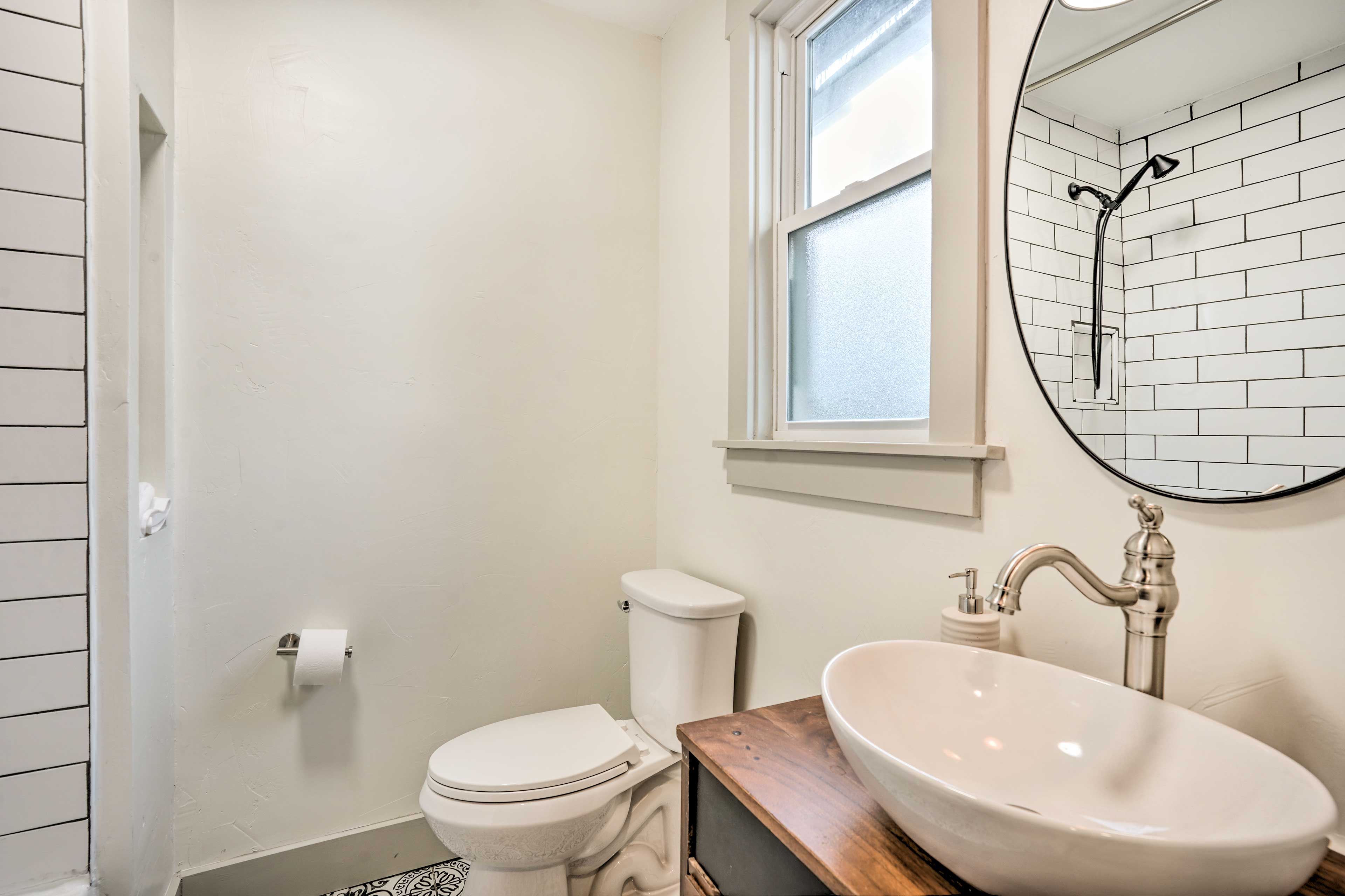 Full Bathroom | 1st Floor | Shower/Tub Combo | Complimentary Toiletries