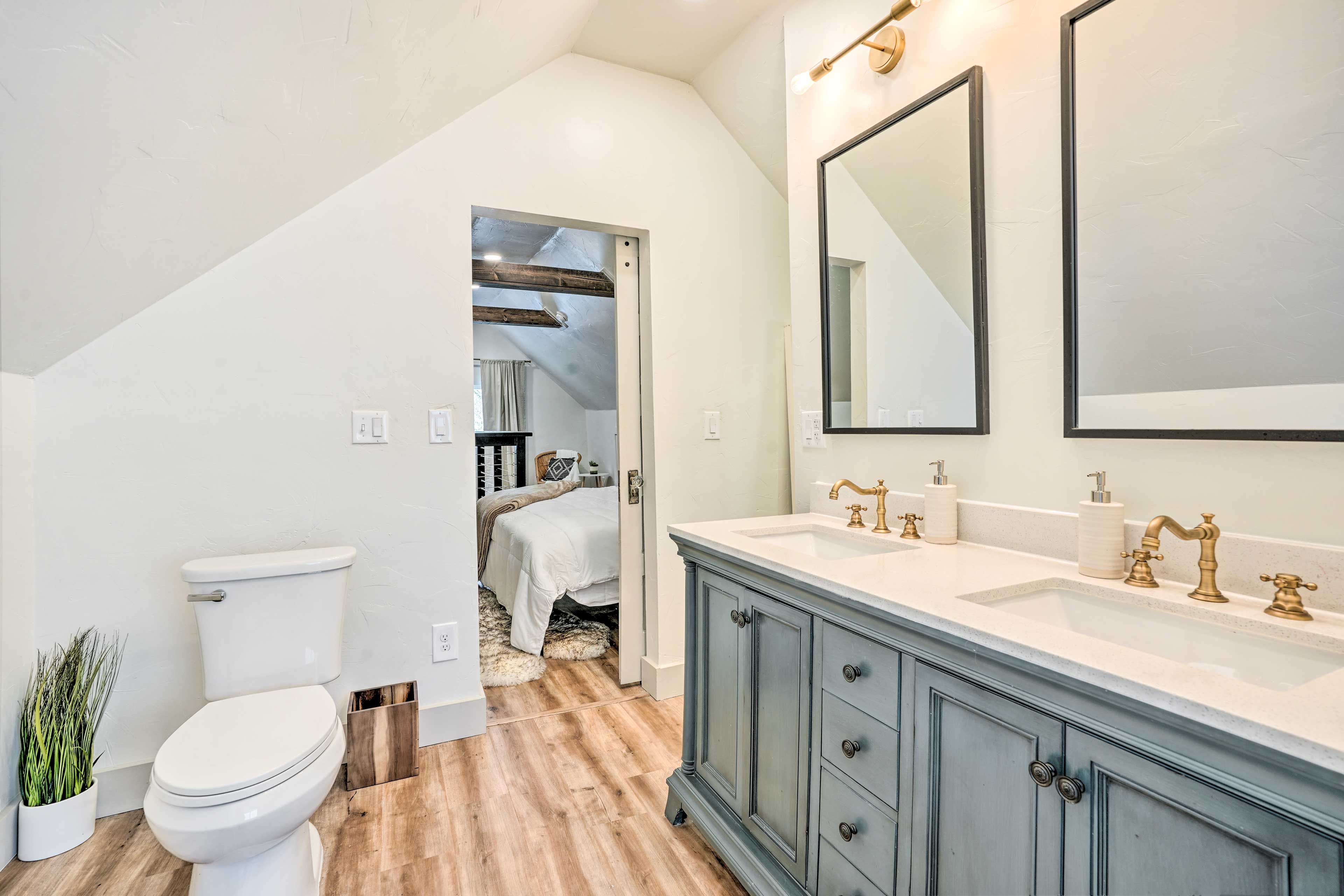 Full Bathroom | 2nd Floor | Walk-In Shower | Soaking Tub | Towels Provided