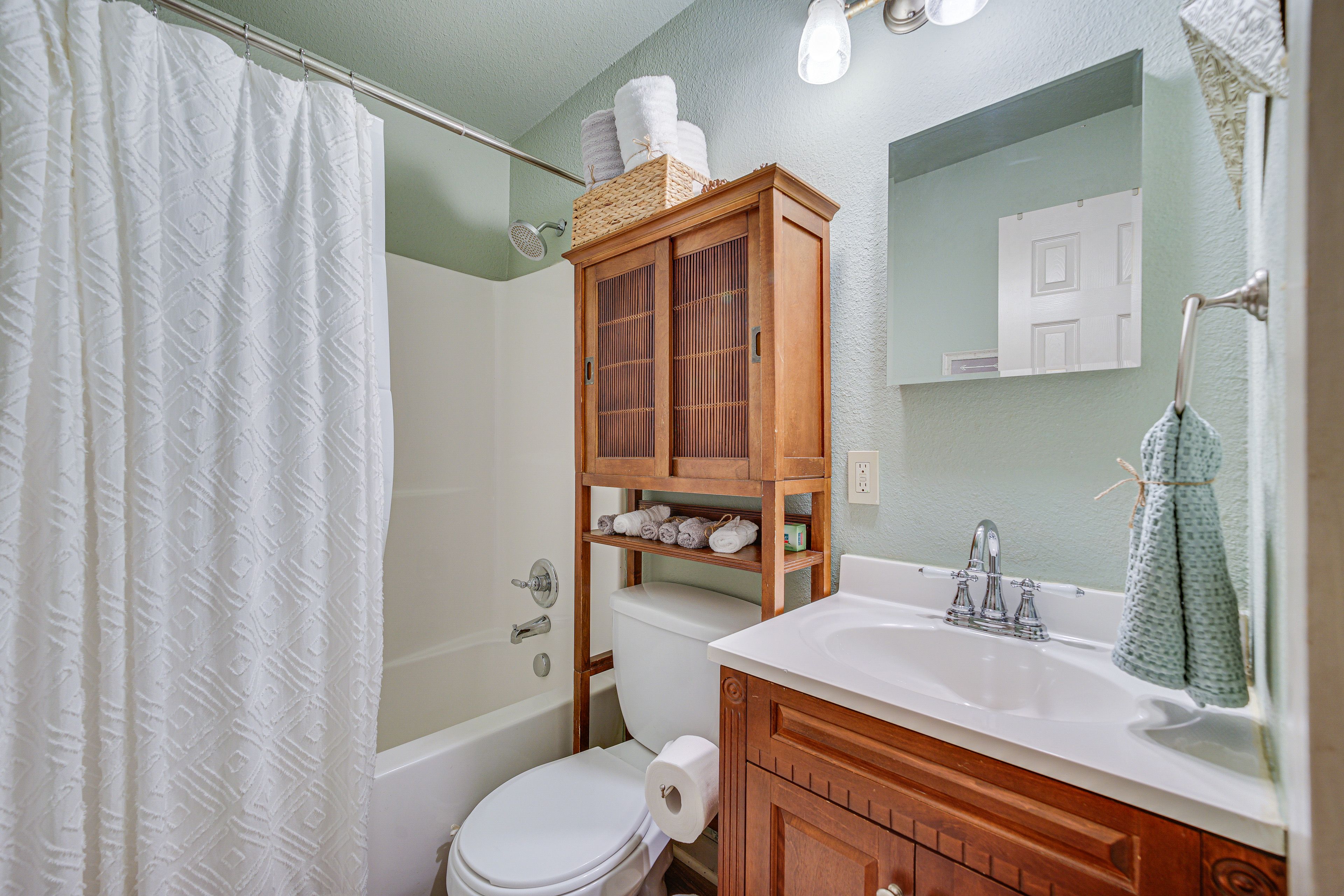Full Bathroom | Complimentary Toiletries