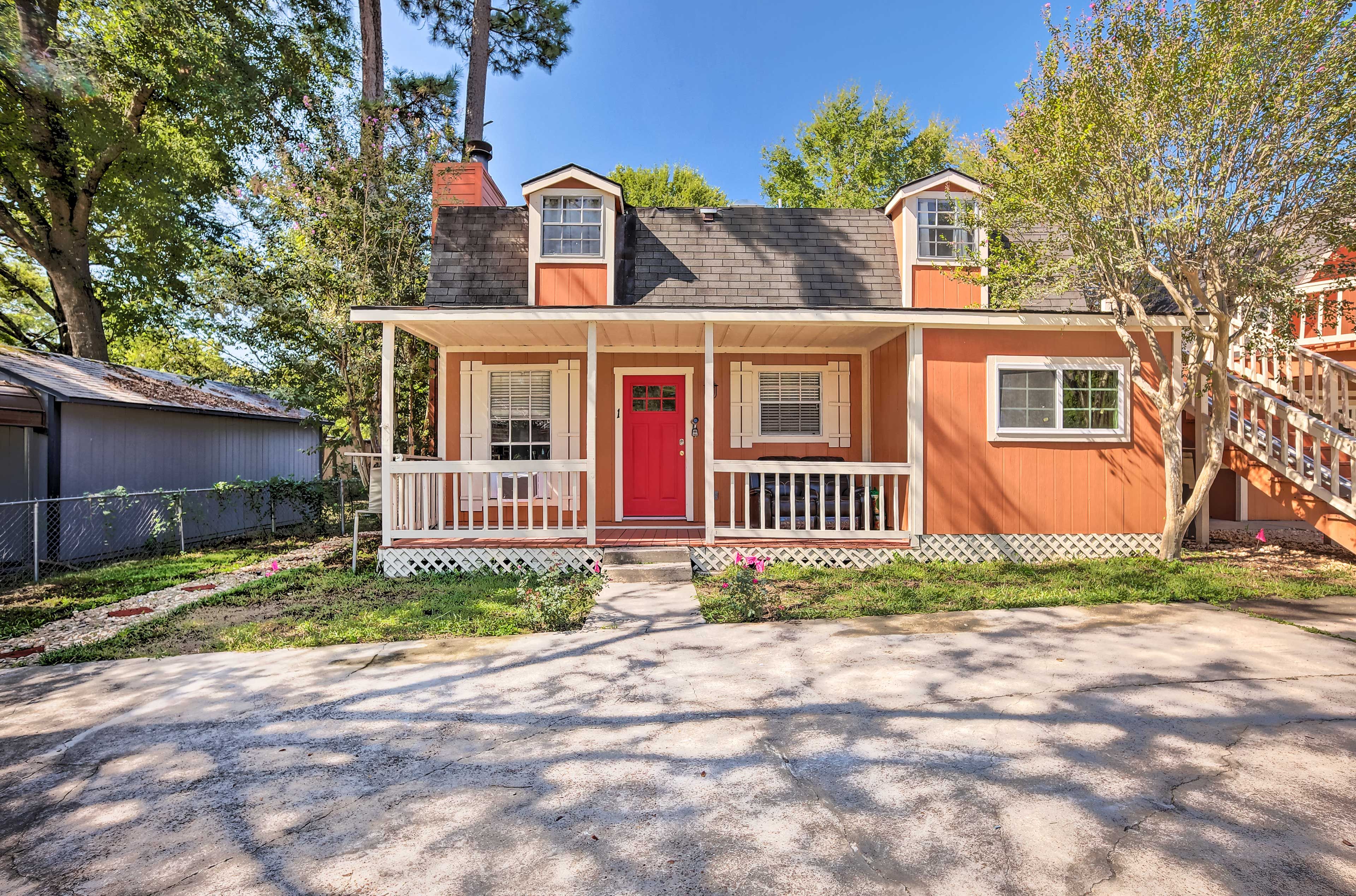 Willis Vacation Rental | 3BR | 2BA | 1,000 Sq Ft | Steps Required to Enter