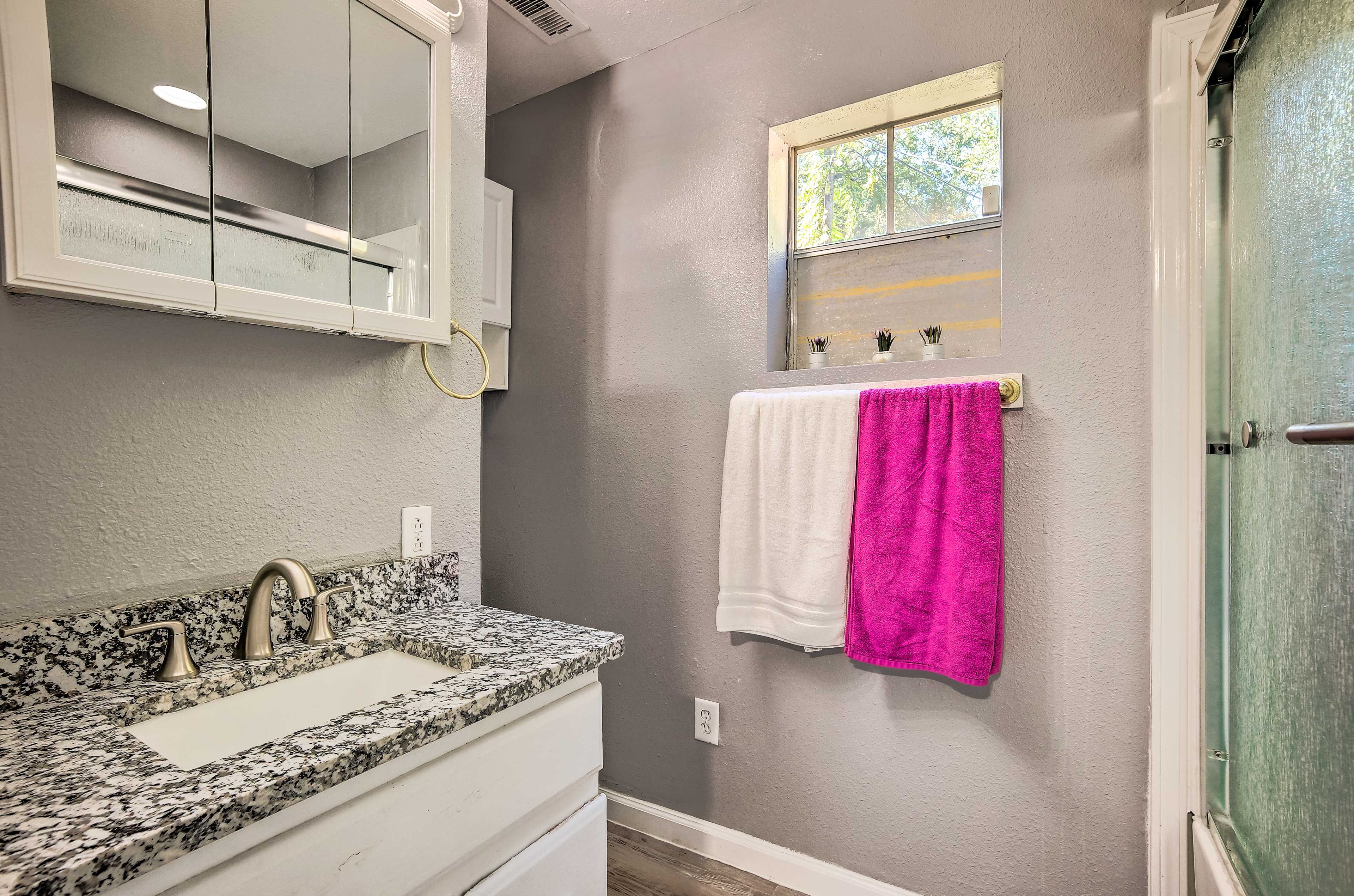 Full Bathroom | Complimentary Toiletries | Hair Dryer | Towels