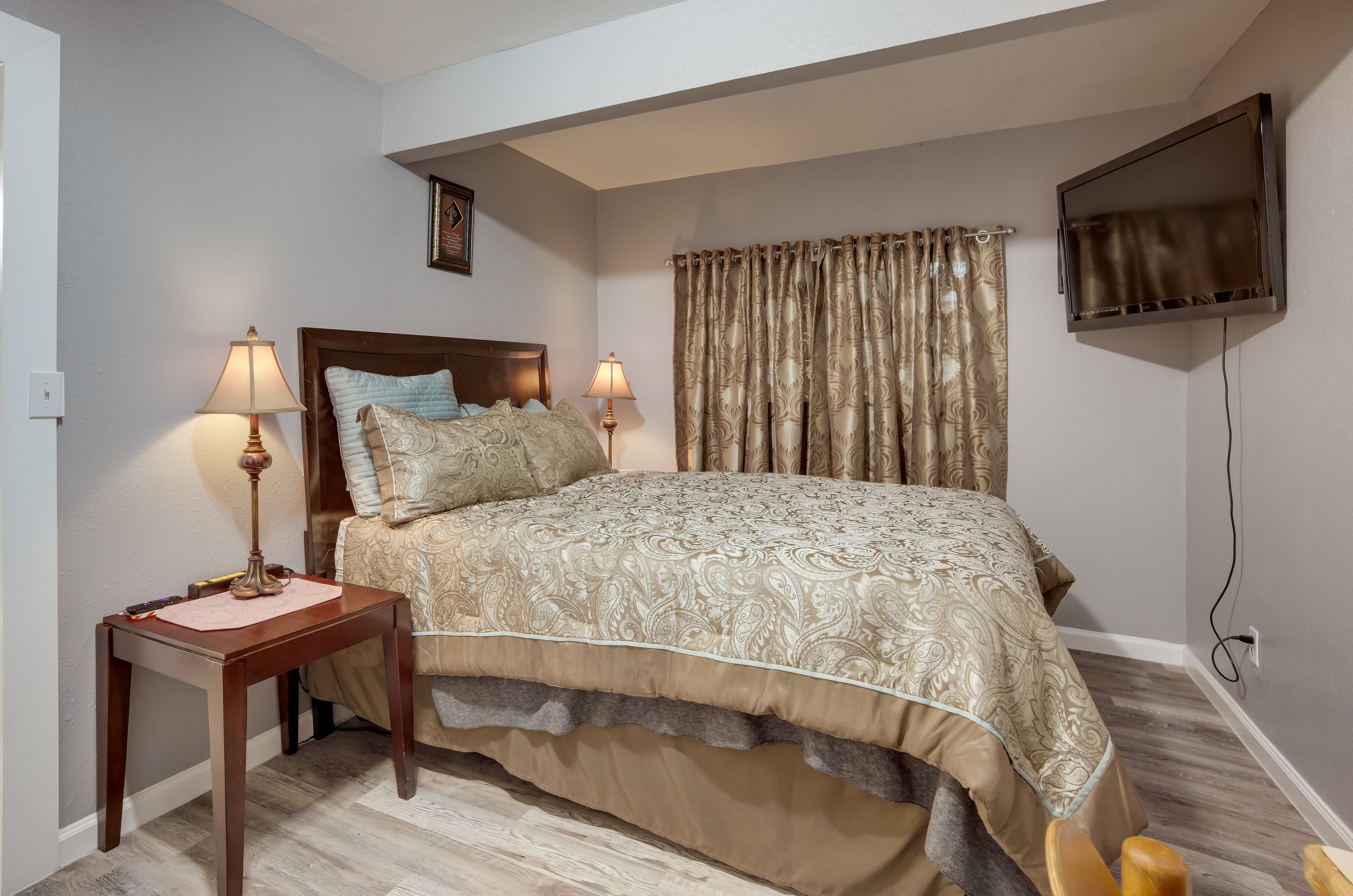 Bedroom 1 | Queen Bed