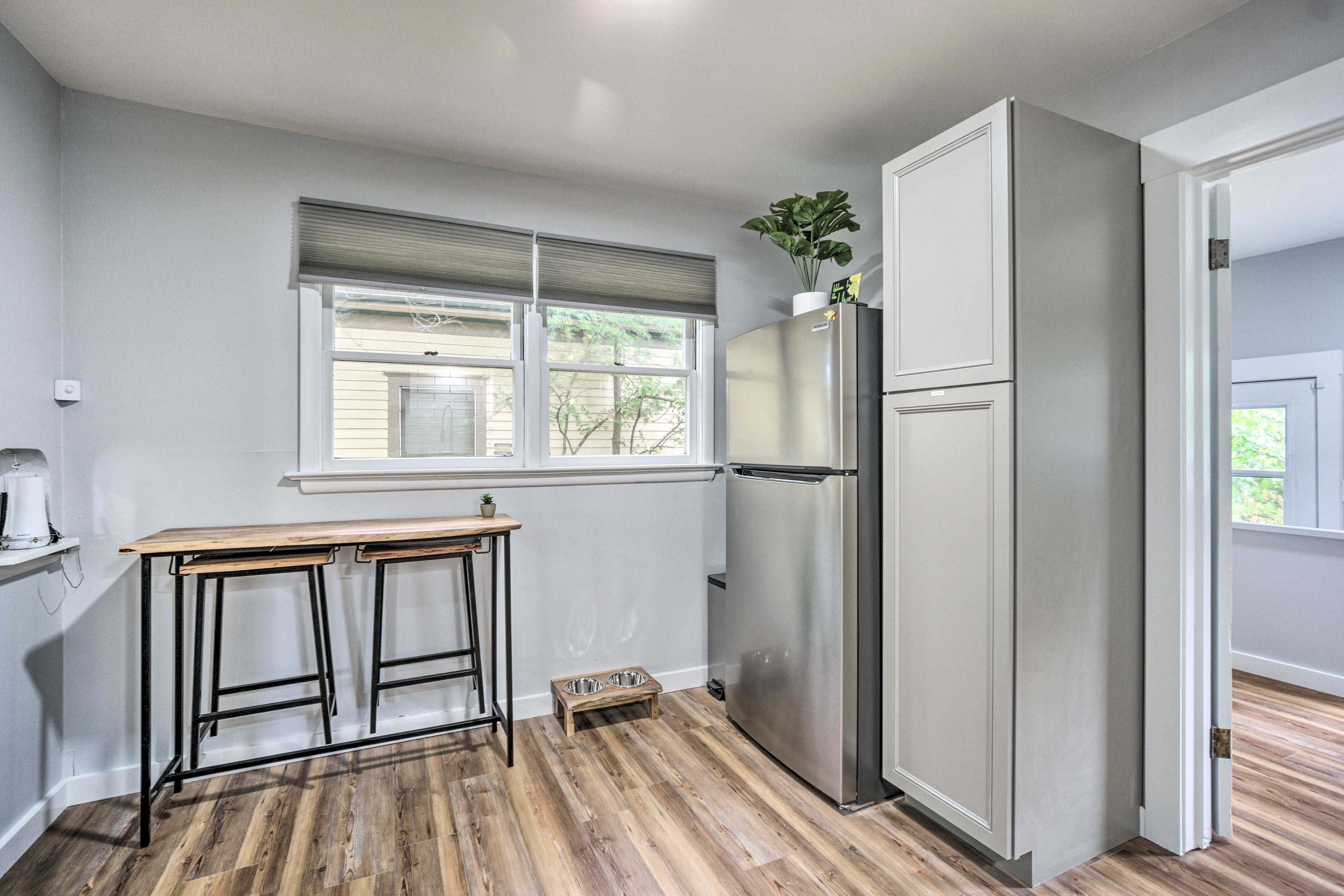 Dining Area | Dishware/Flatware Provided